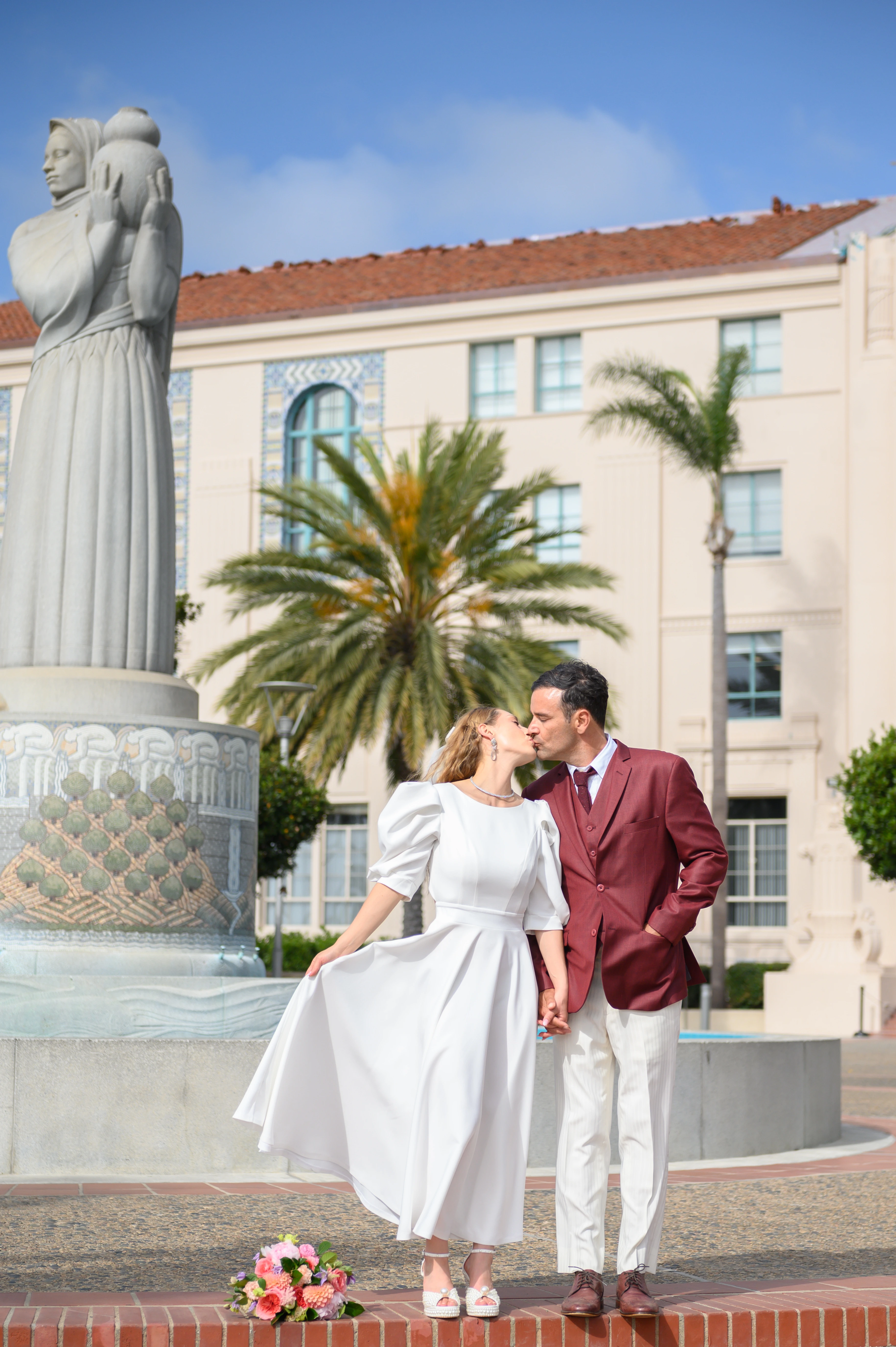 elopement couple kissing