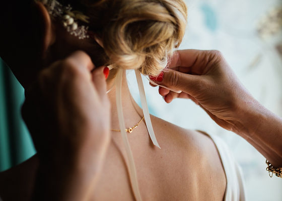Bride ribbon knot in hair