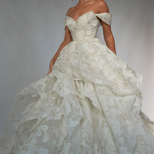 Ballgown structured wedding dress. Jeune bridal.