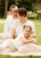 Familie im Grünen, liebevolle Umarmung, fröhlich, Outdoor, von ad Photographie