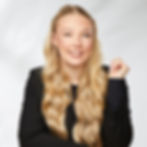 Portrait vor weißem Hintergrund. Lächelnde Frau im Studio von ad Photographie