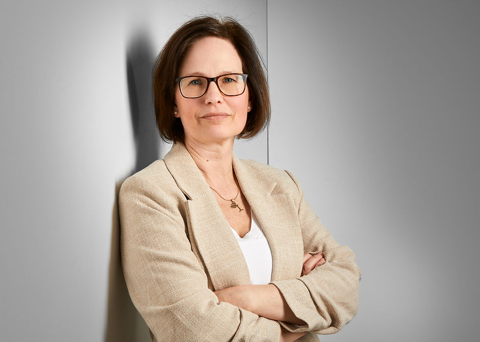 Portrait vor hellemHintergrund. Lächelnde Frau im Studio von ad Photographie