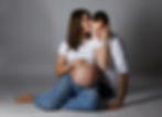 Lächelndes Paar. Schwangerschaft, im Studio von ad Photographie