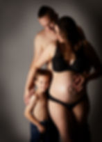 Lächelndes Paar mit Sohn. Schwangerschaft, im Studio von ad Photographie