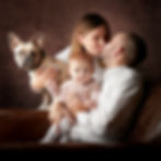 Familie mit Hund, liebevoller Kuss, im Studio von ad Photographie
