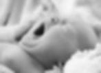 Newborn Shooting Nahaufnahem, Baby in Körbchen mit Fell, Schwarz-Weiß im Studio von ad Photographie