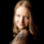 Frau, lächelnd, dunkler Hintergrund im Studio von ad Photographie