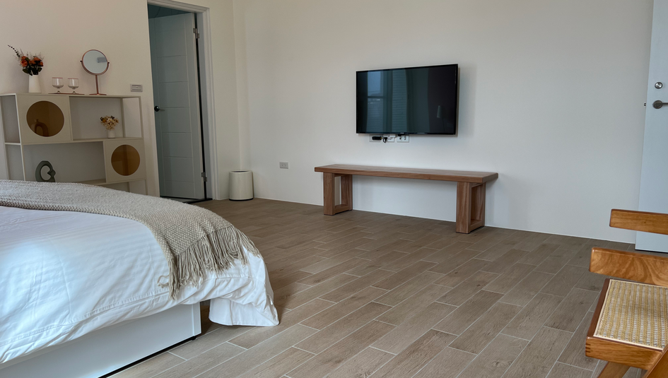 靜沐森林 珮琪女孩房・簡約白牆與溫馨床鋪設計・羅東民宿