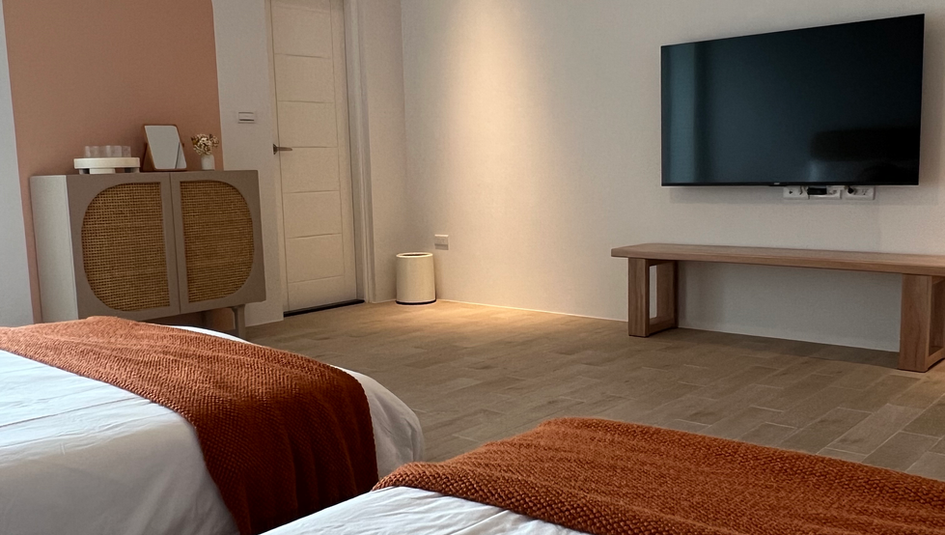 靜沐森林 雙床房・粉色牆與木質家具・羅東附近民宿