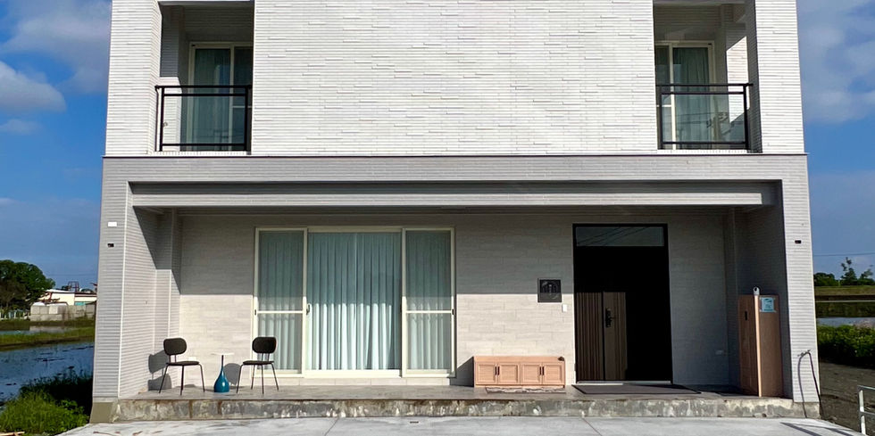 靜沐森林 民宿外觀全景・前院空地與三層樓建築・宜蘭羅東住宿