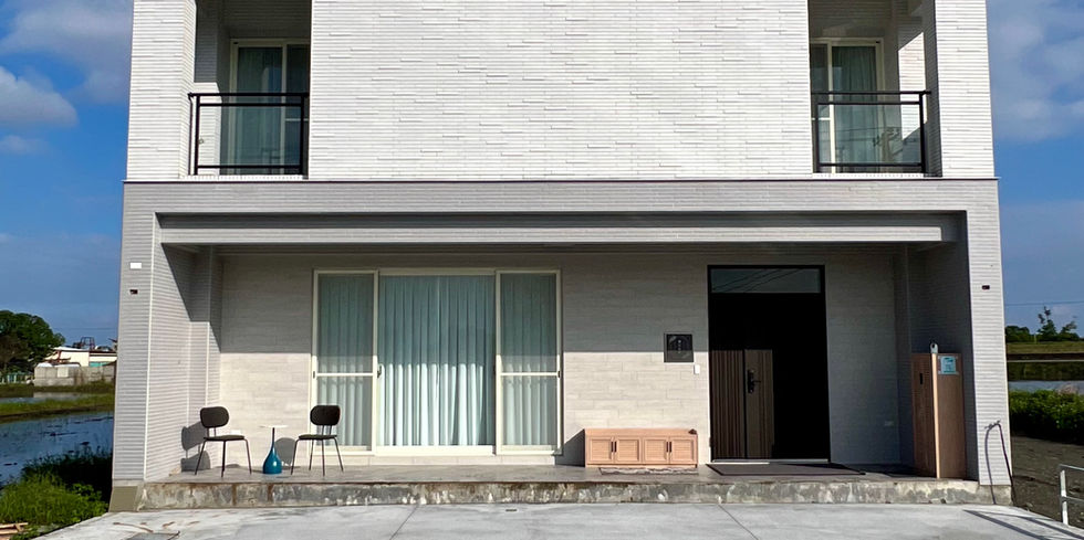 靜沐森林 民宿外觀・稻田旁的三層樓建築・宜蘭羅東民宿