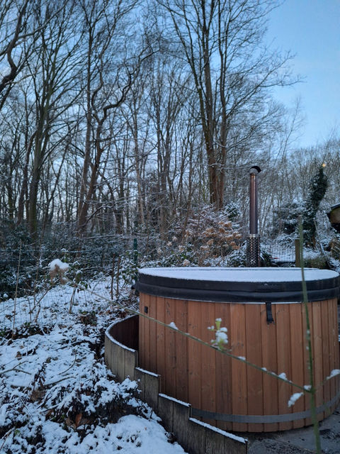 Houtgestookte hottub van Bosbubbel in winters landschap