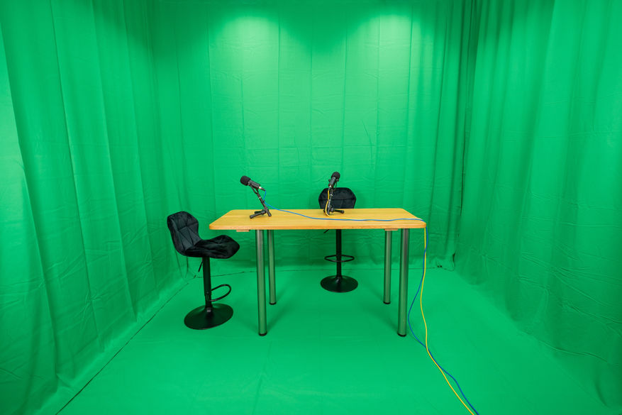 Wariant studia nagraniowego - green screen i dębowy stół