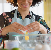 Mujer cascando huevo