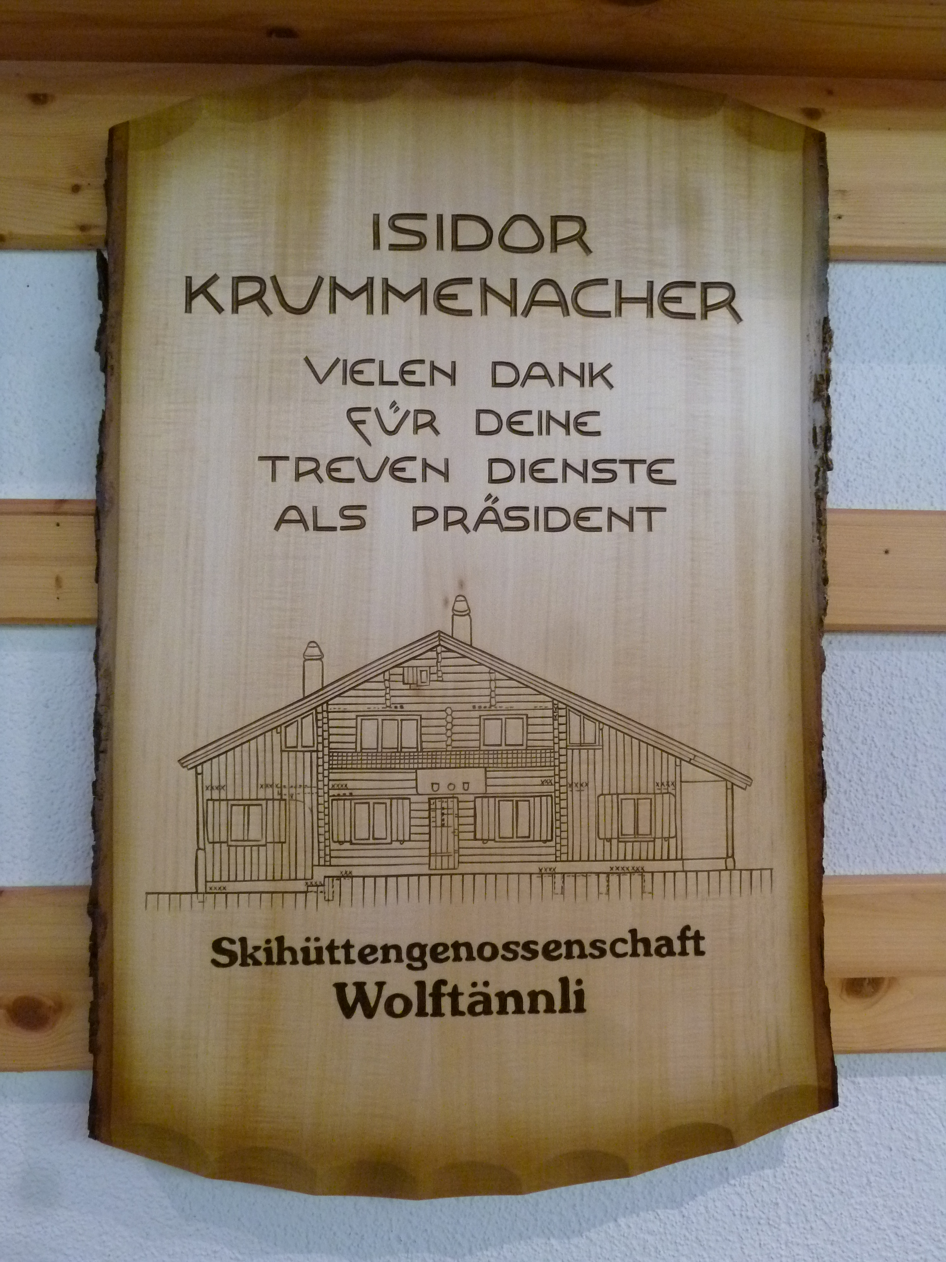 Tafel mit Hüttenmotiv