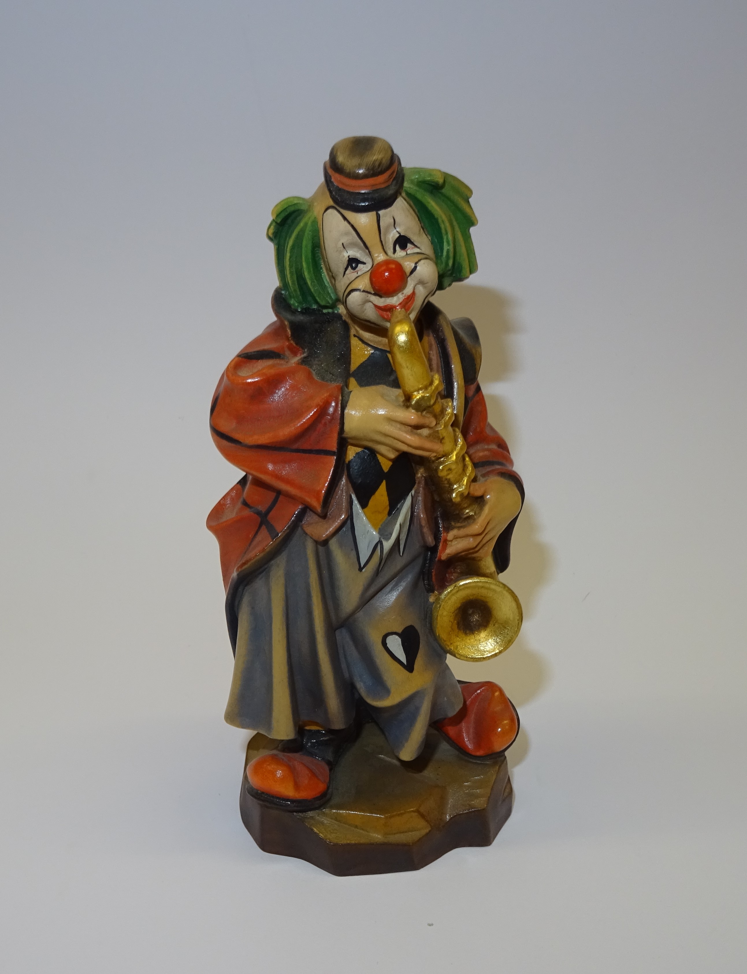 geschnitzter Clown mit Saxophon
