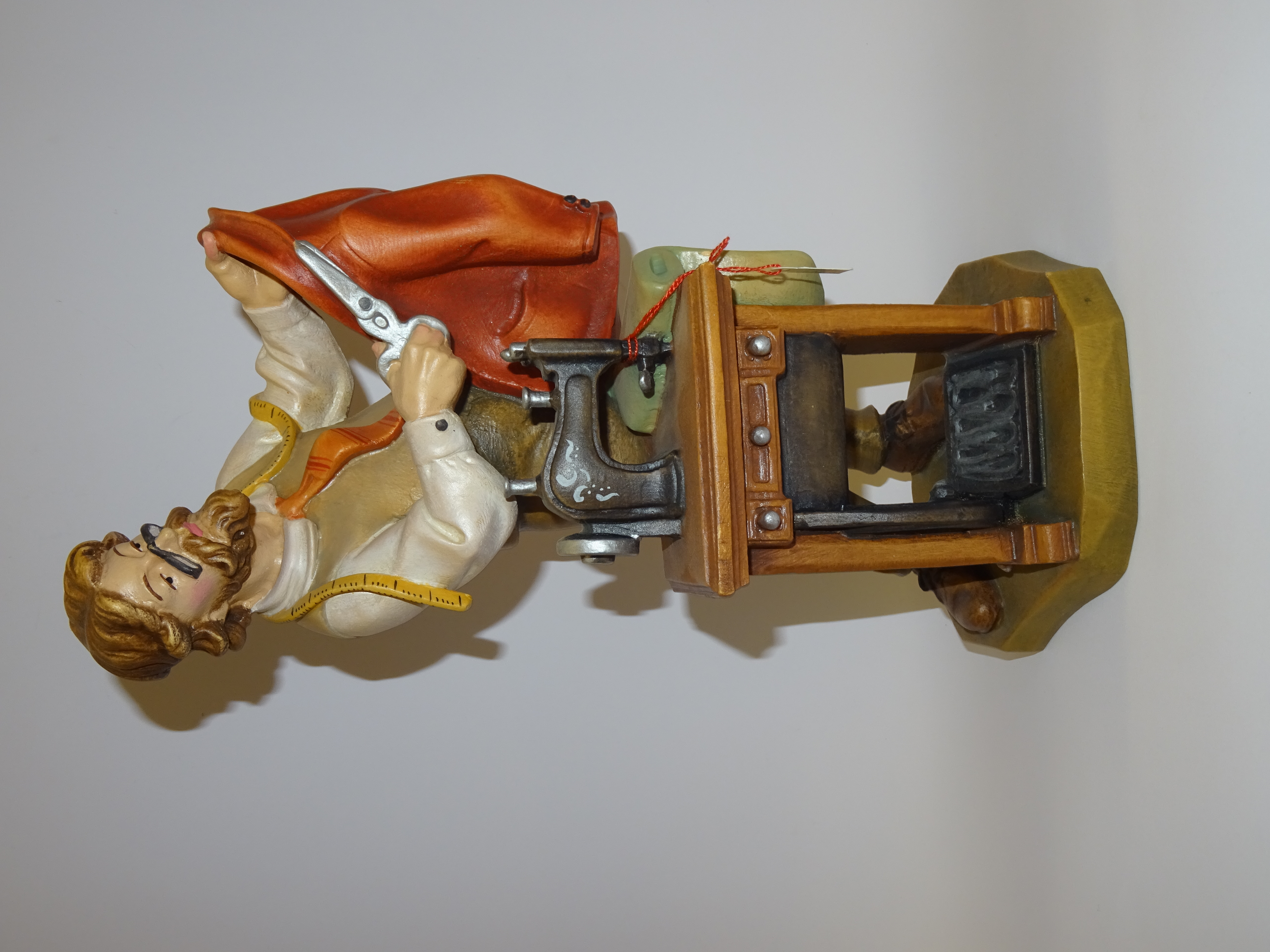 Schneider aus Holz geschnitzt