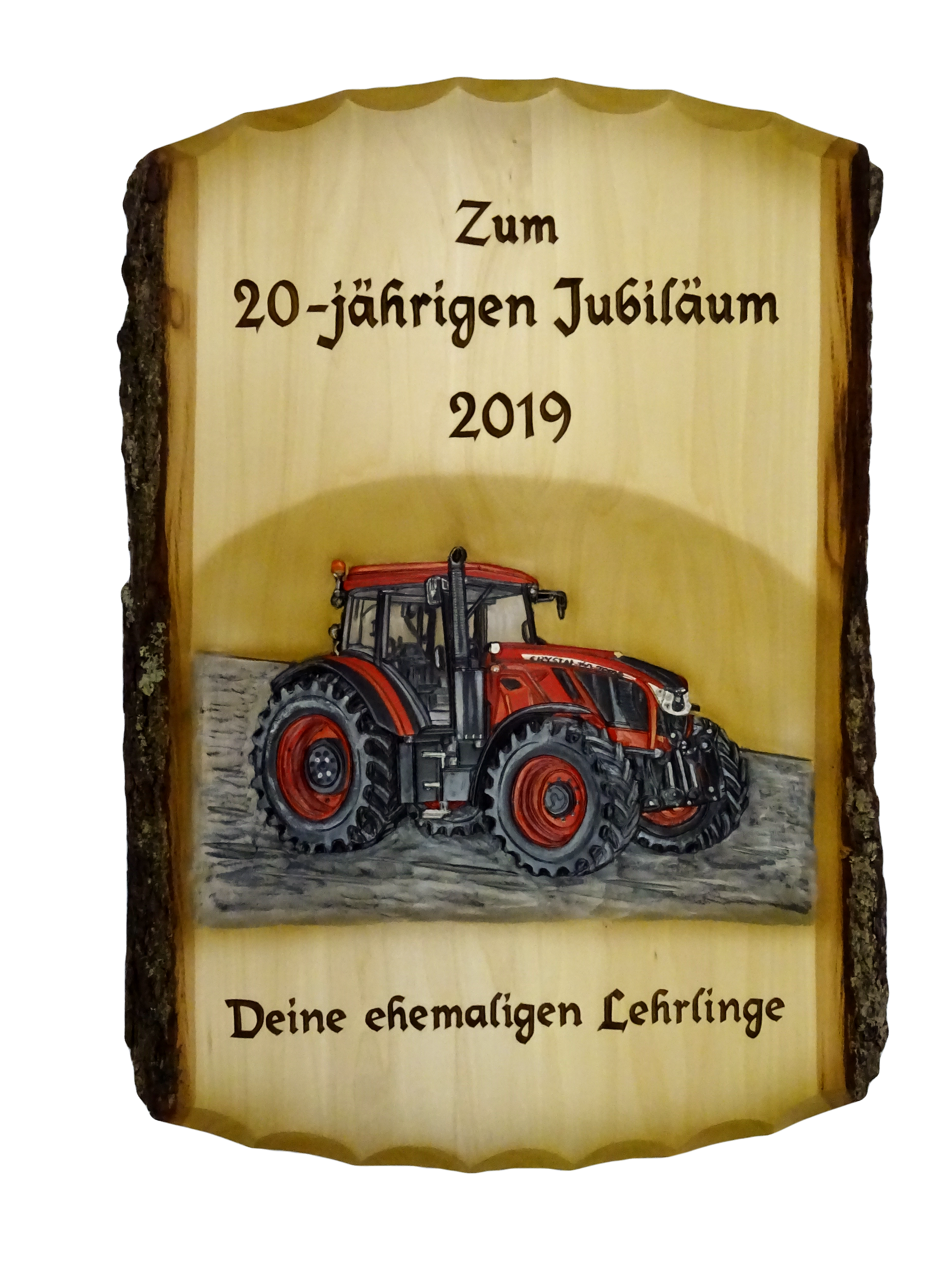 Rindentafel mit geschnitztem Traktor