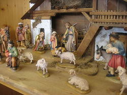 Figuren der Bauernkrippe farbig