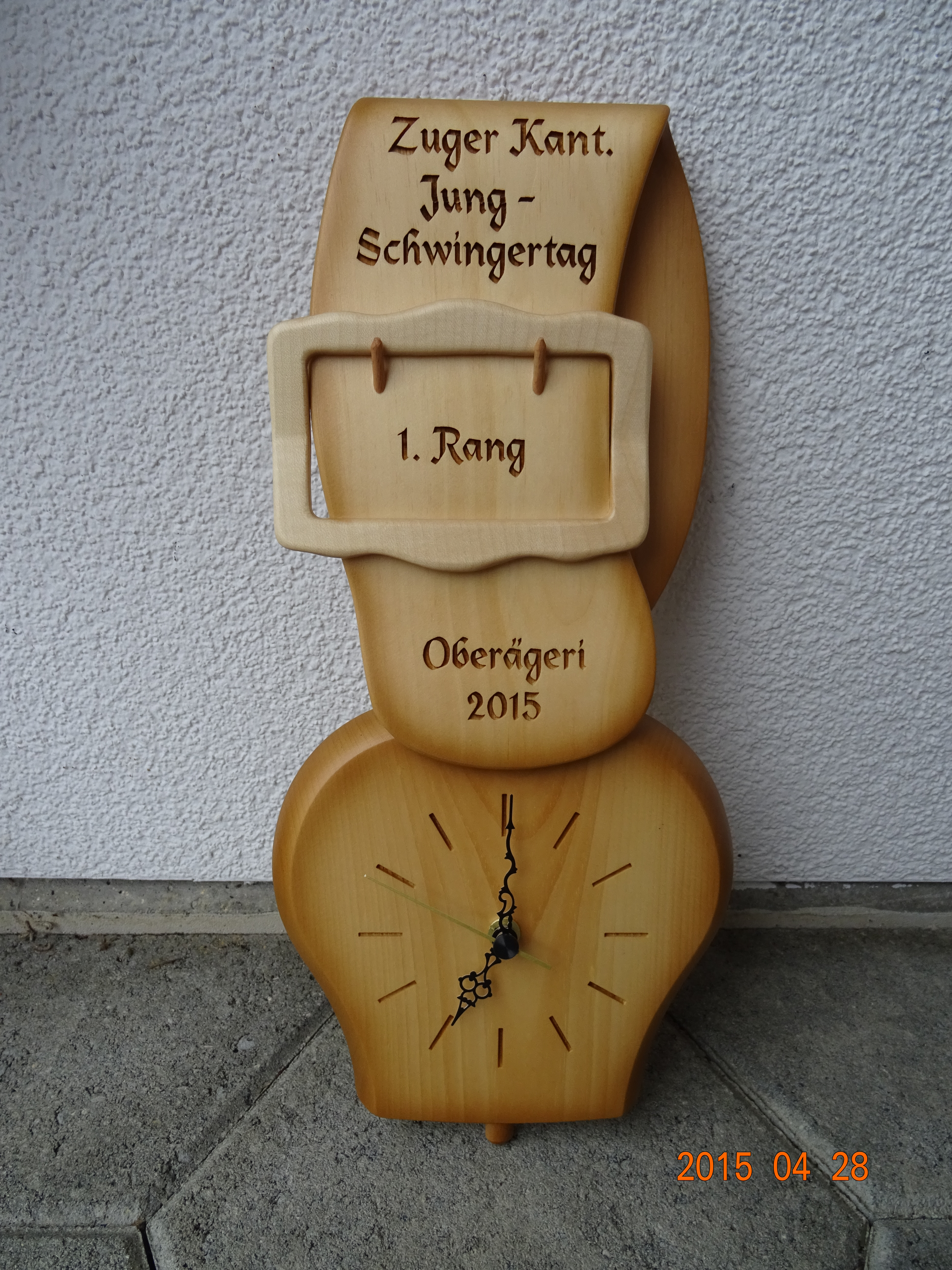 Glockenuhr mit aufgesetzter Schnalle klein
