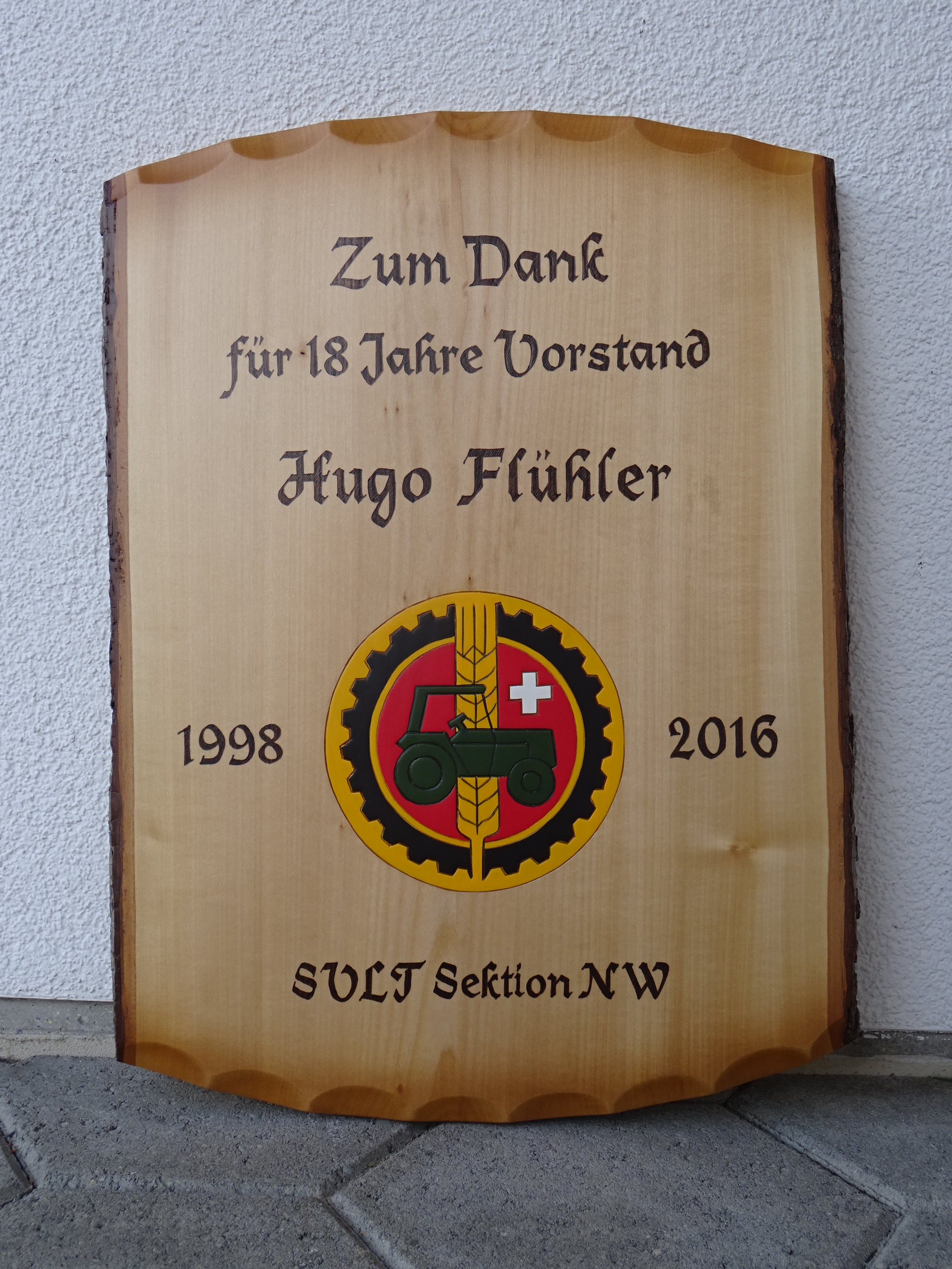 Tafel mit Vereinsmotiv