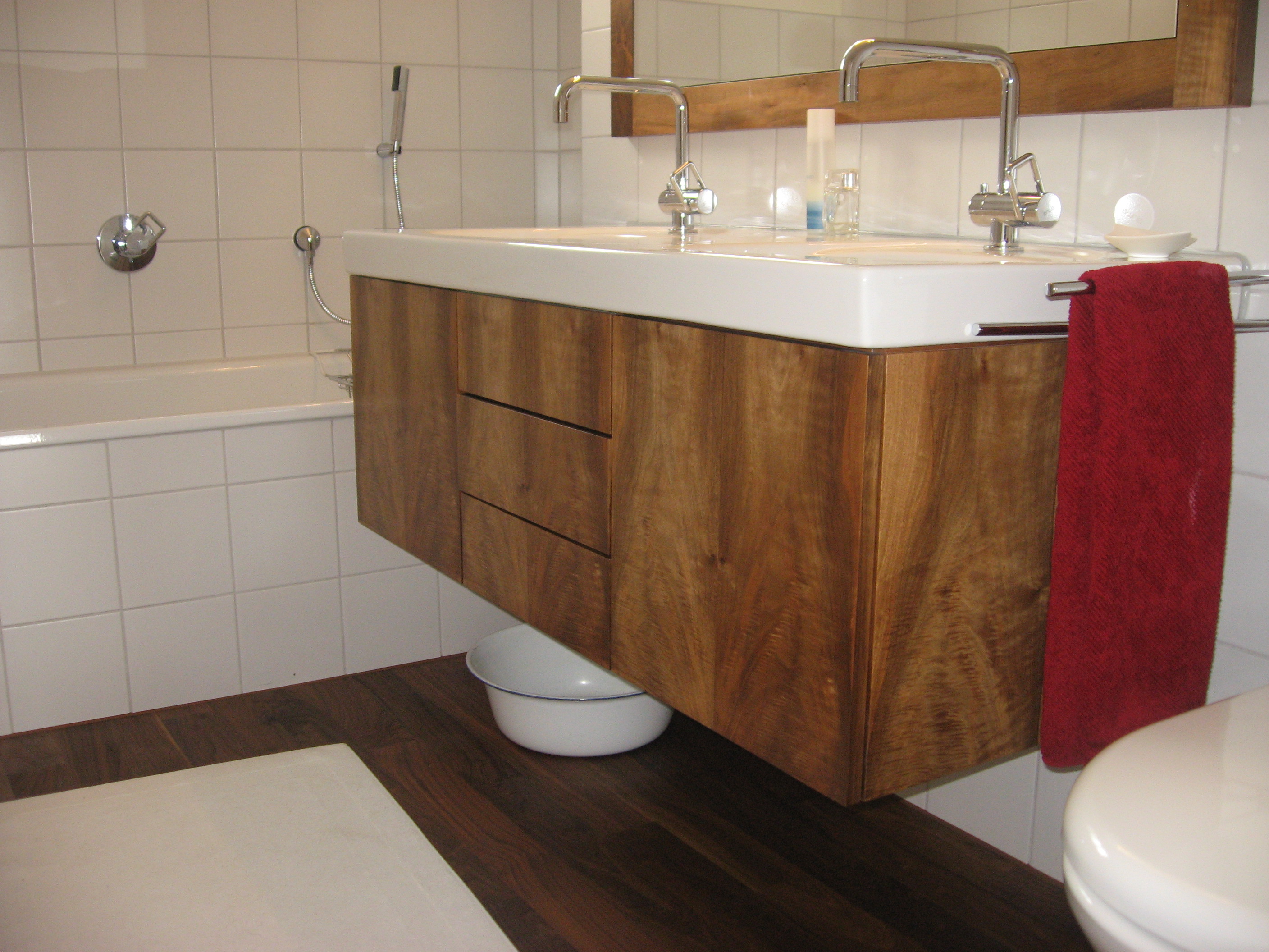 Badezimmermöbel in Nussbaum