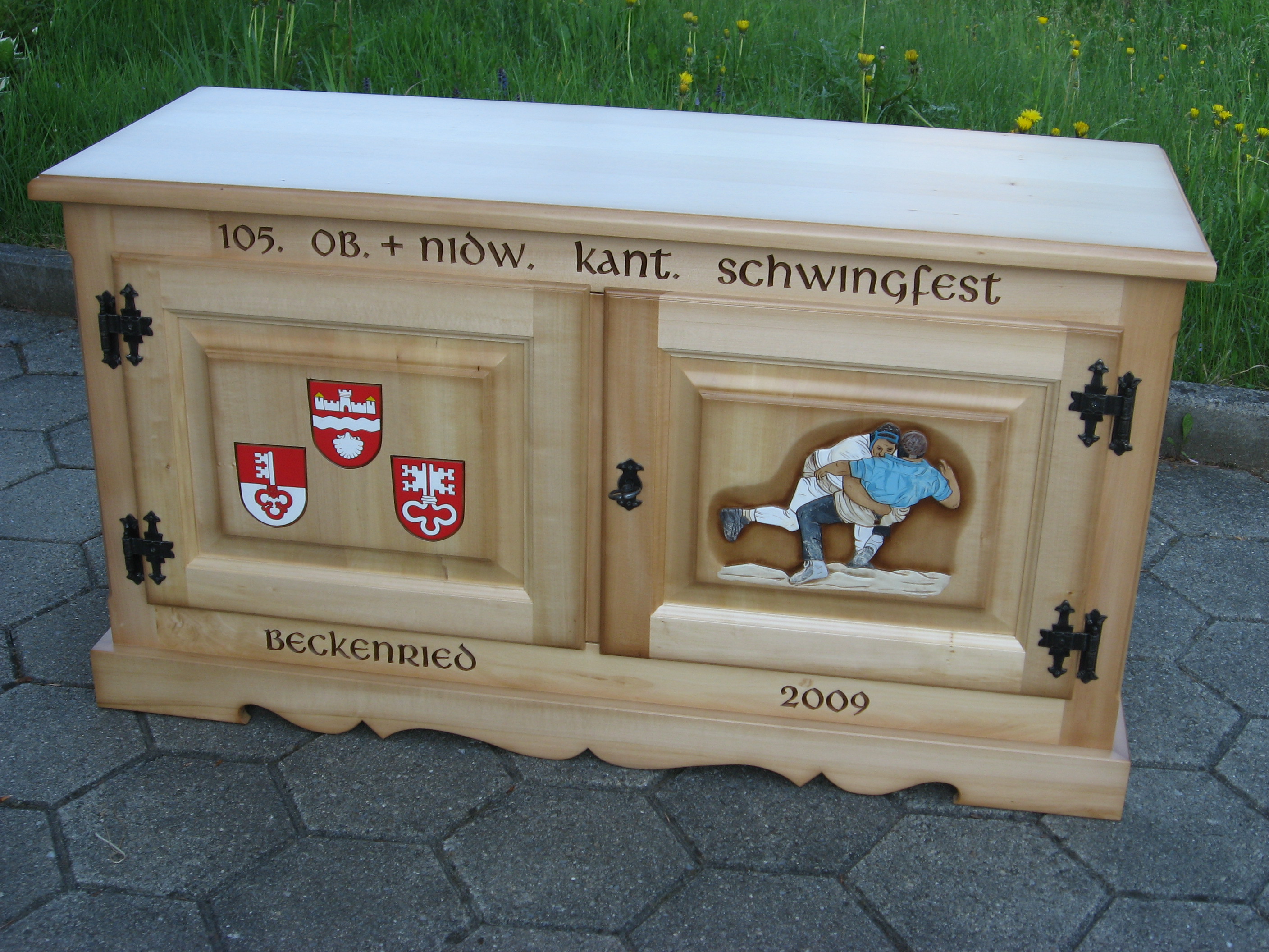 Kredenz Linde, mit Schnitzerei