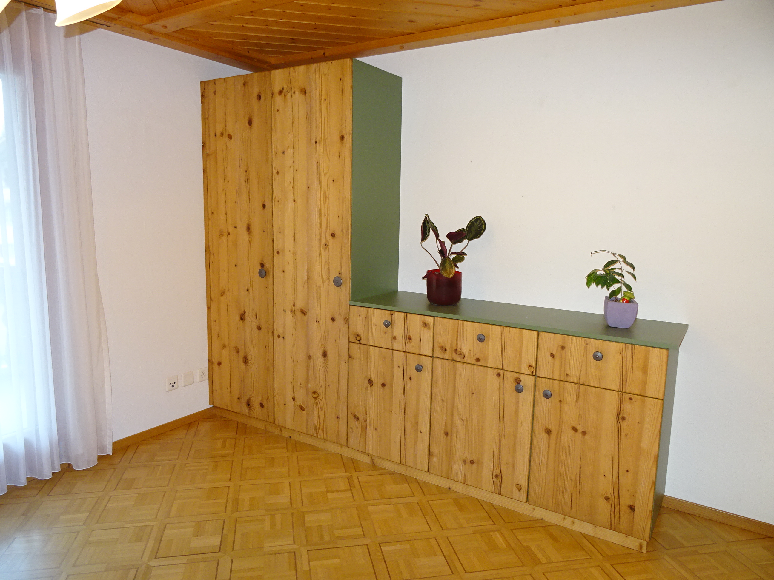 Schrank mit Altholzfront in Fichte