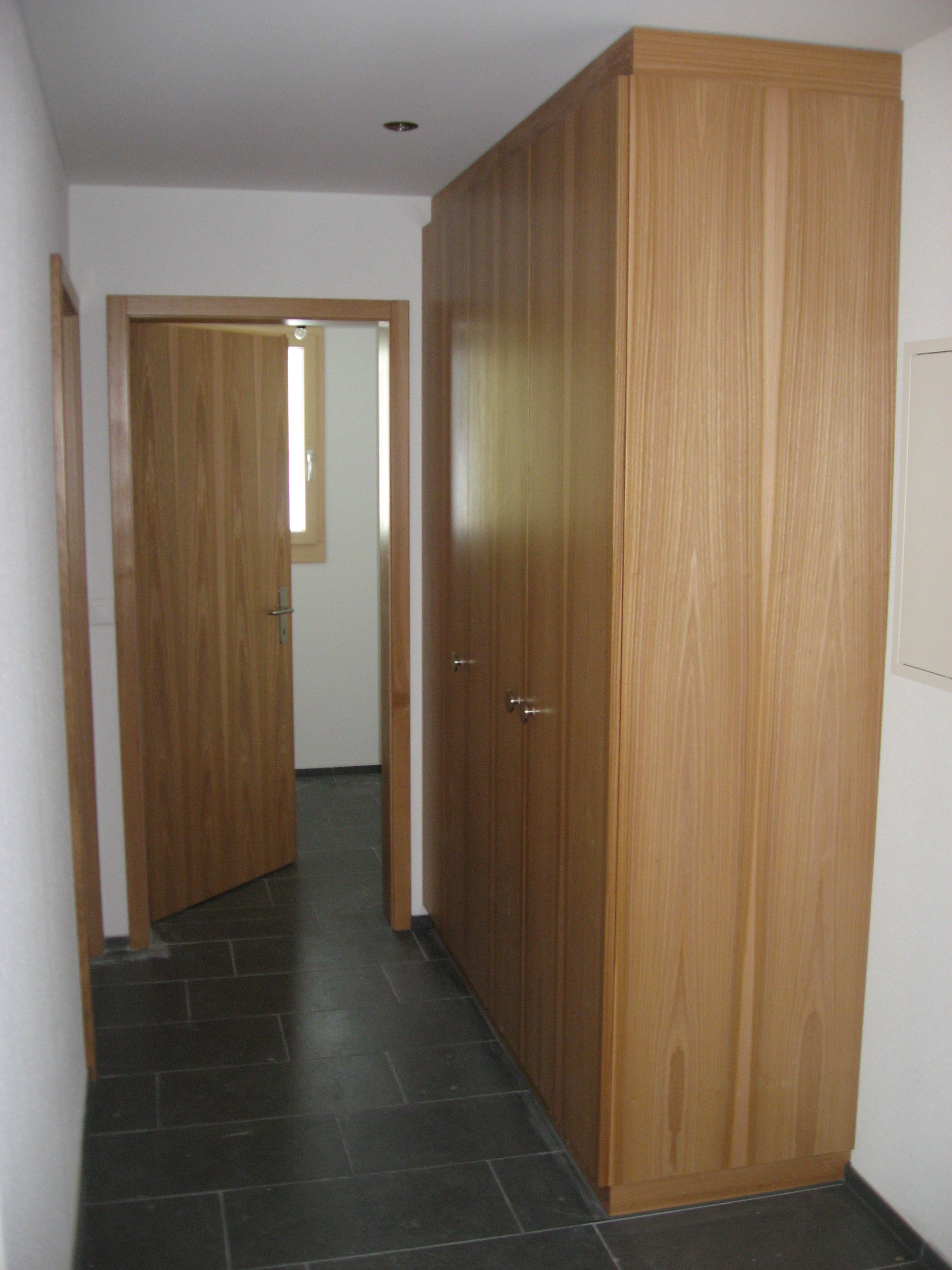 Wandschrank in Ulme furniert