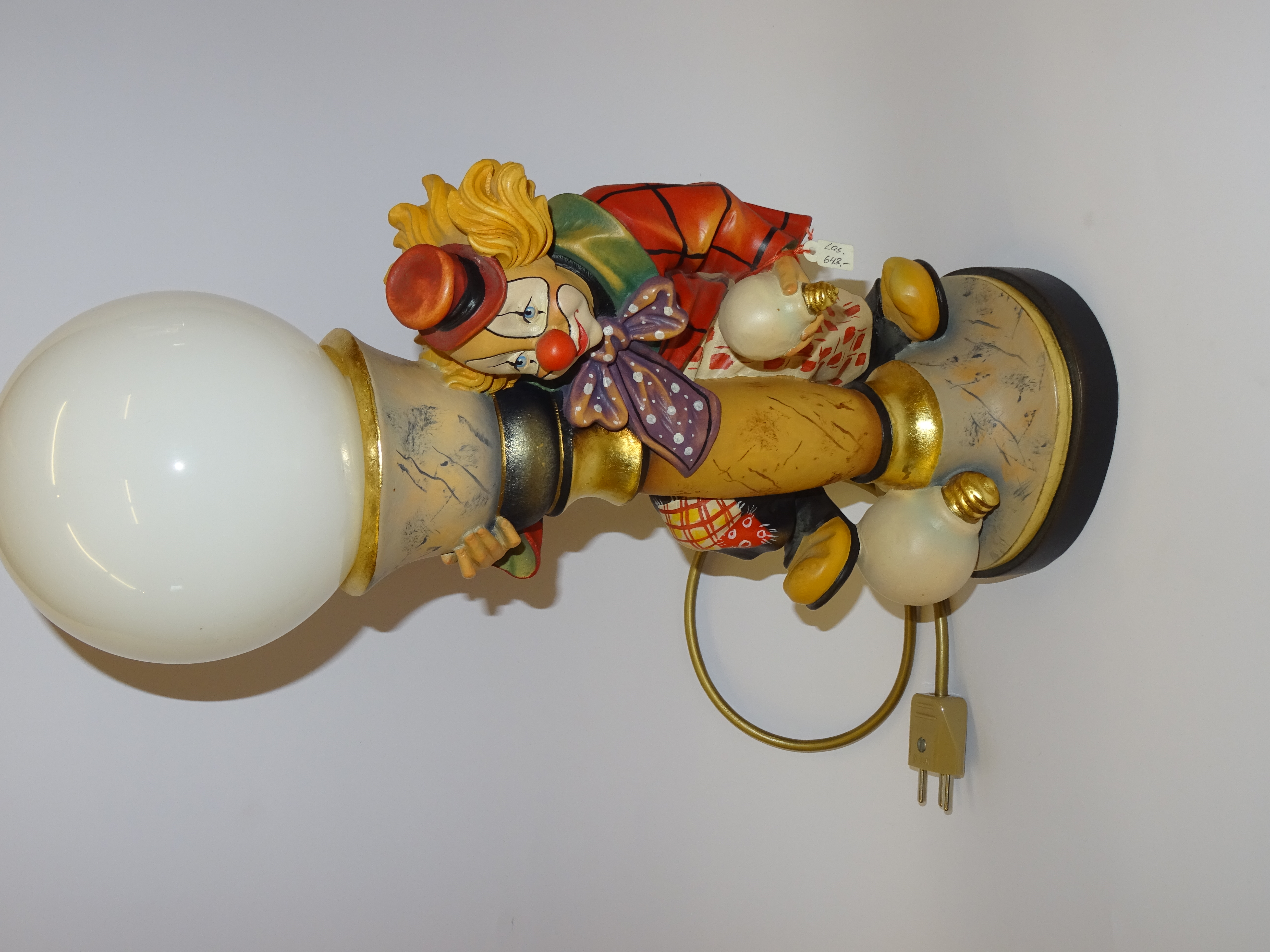 Lampenclown mit Krawatte und Beleuchtung