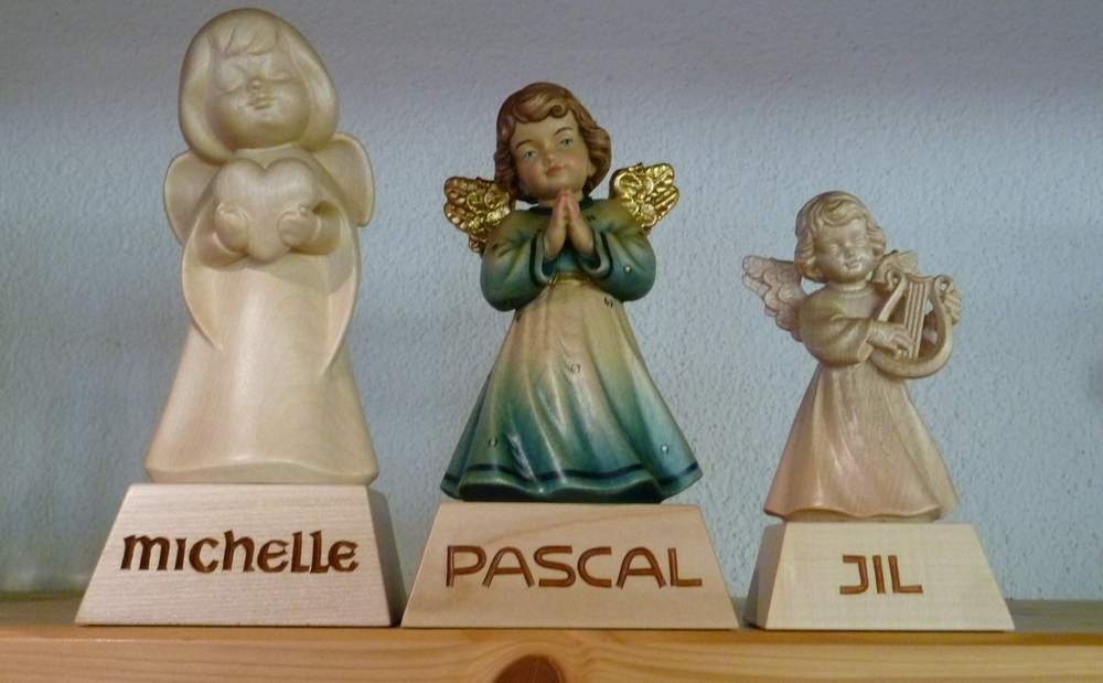 Engel auf Sockel personifiziert