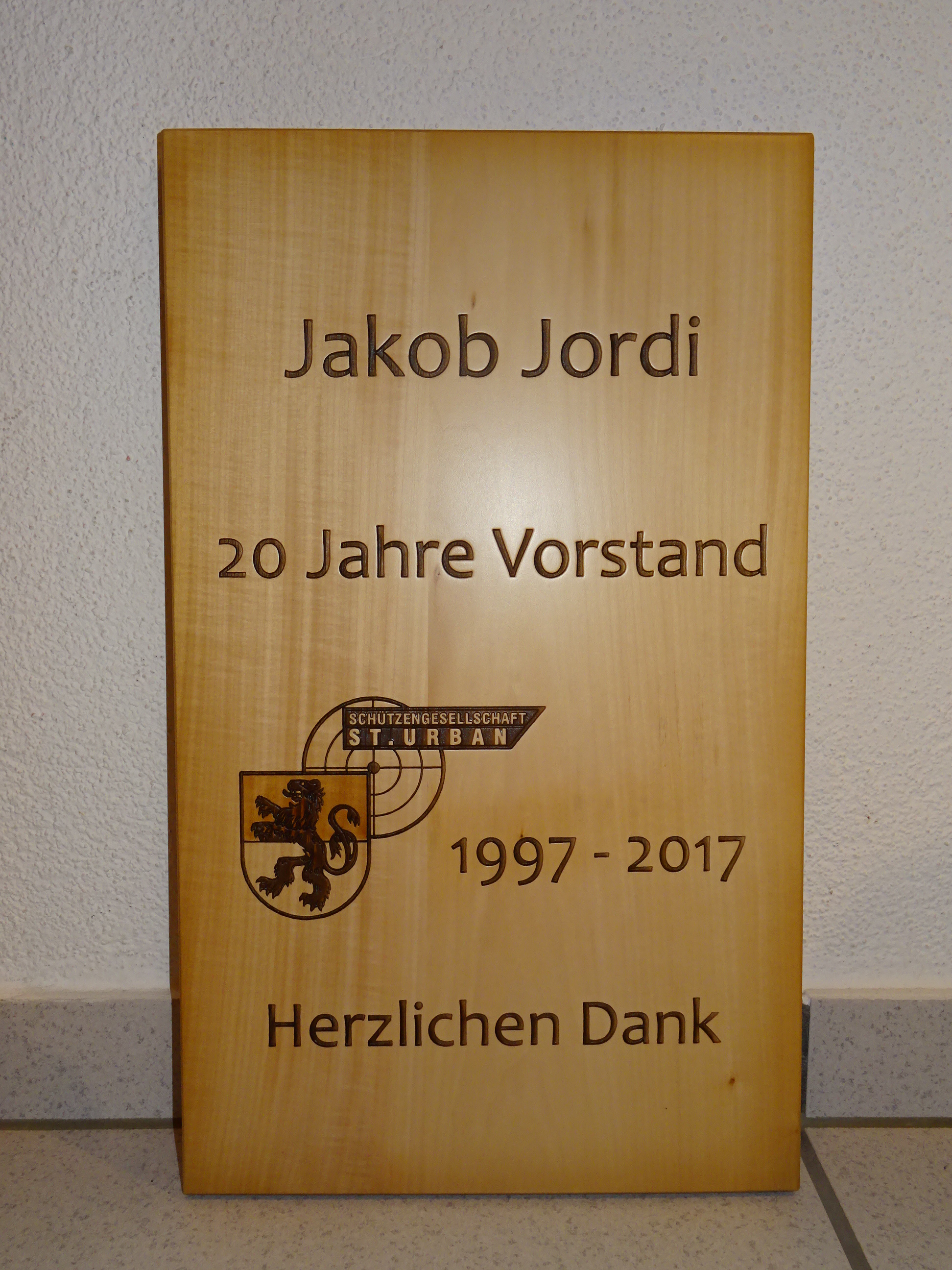 Tafel ohne Rinde mit Vereinsmotiv