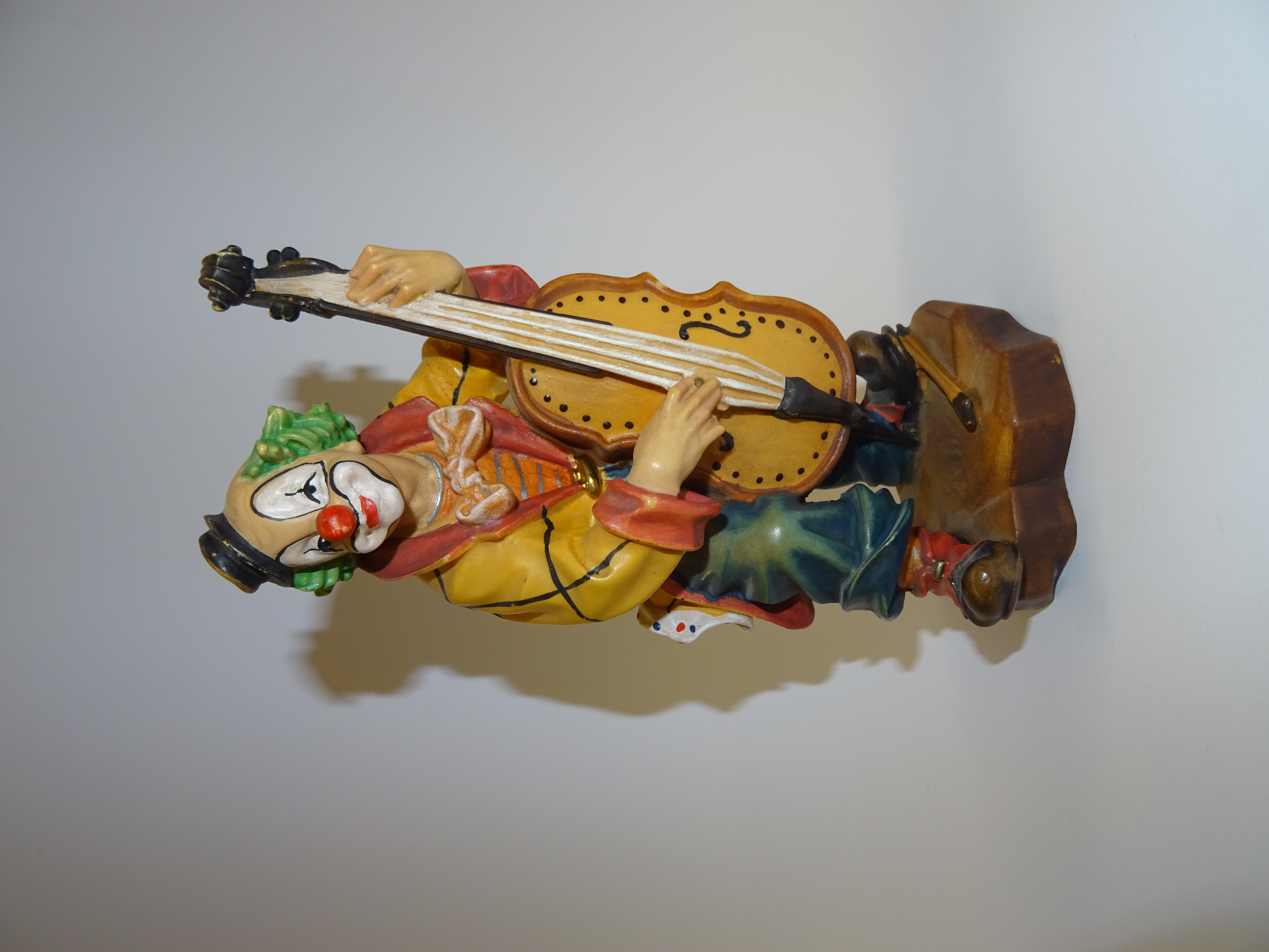 Clown mit Bassgeige aus Holz