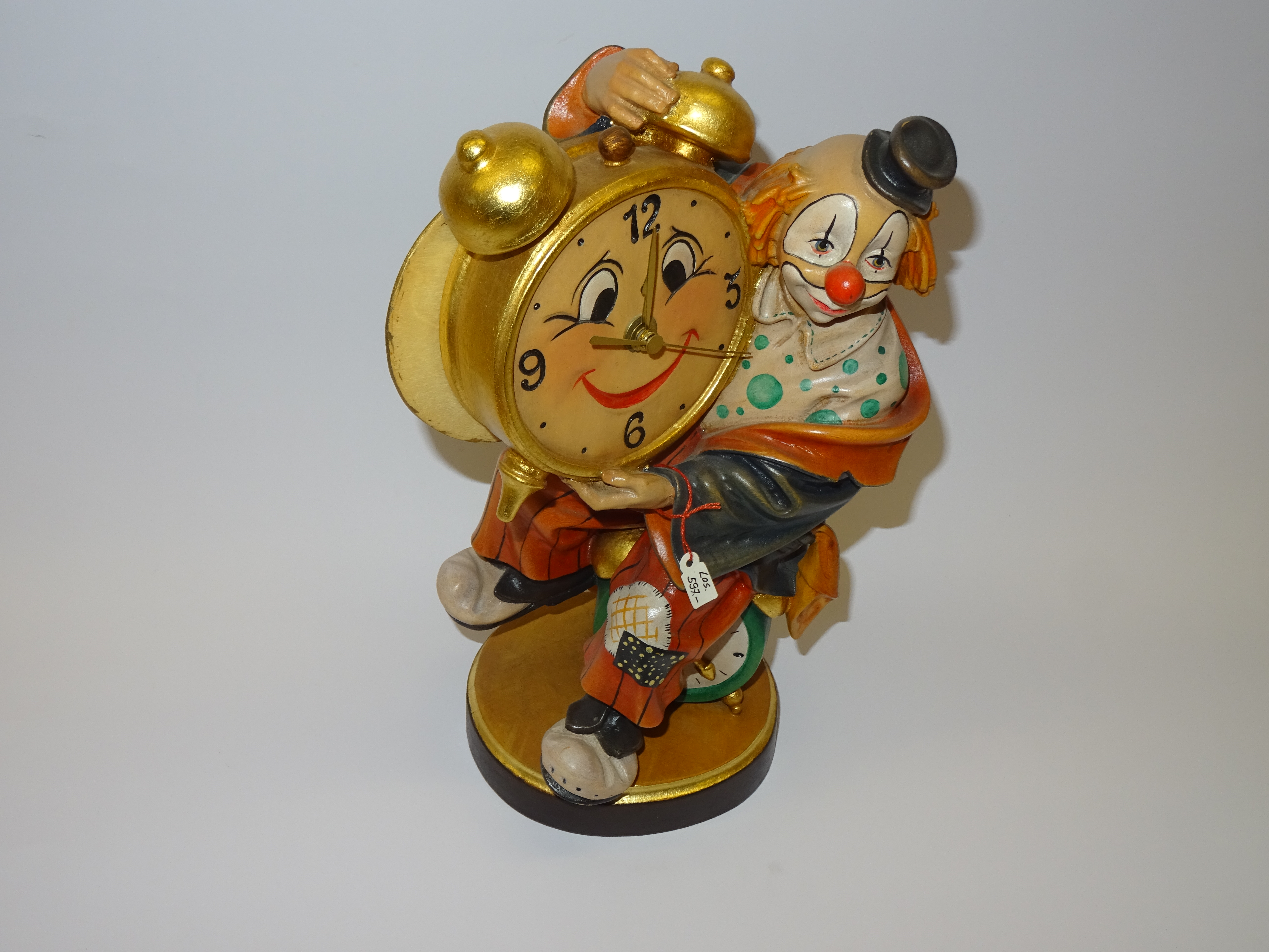 geschnitzter Clown mit bemalter Uhr