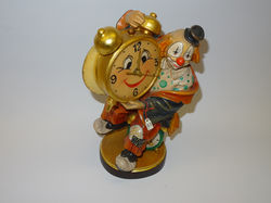 geschnitzter Clown mit bemalter Uhr