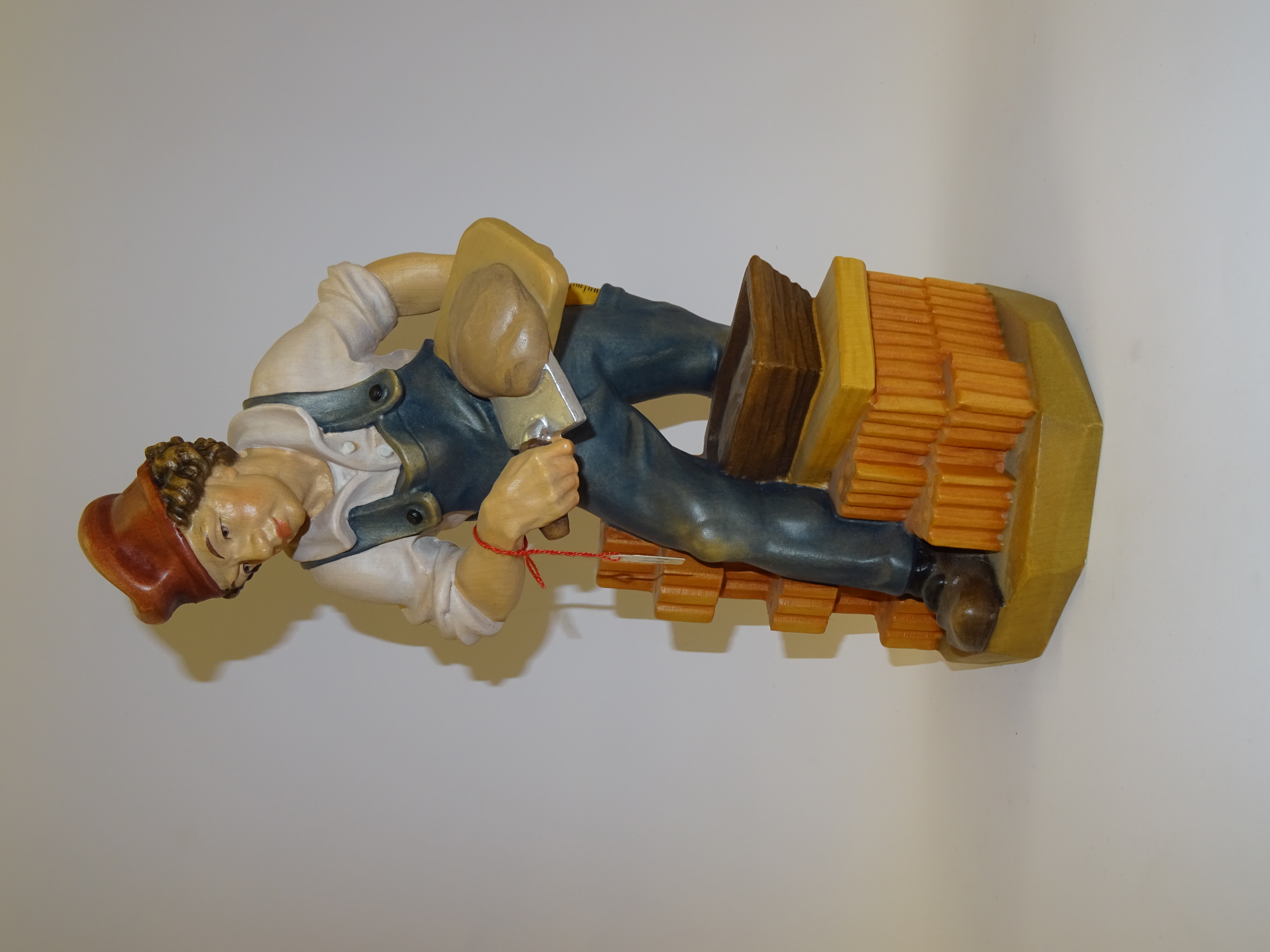 Maurer aus Holz geschnitzt