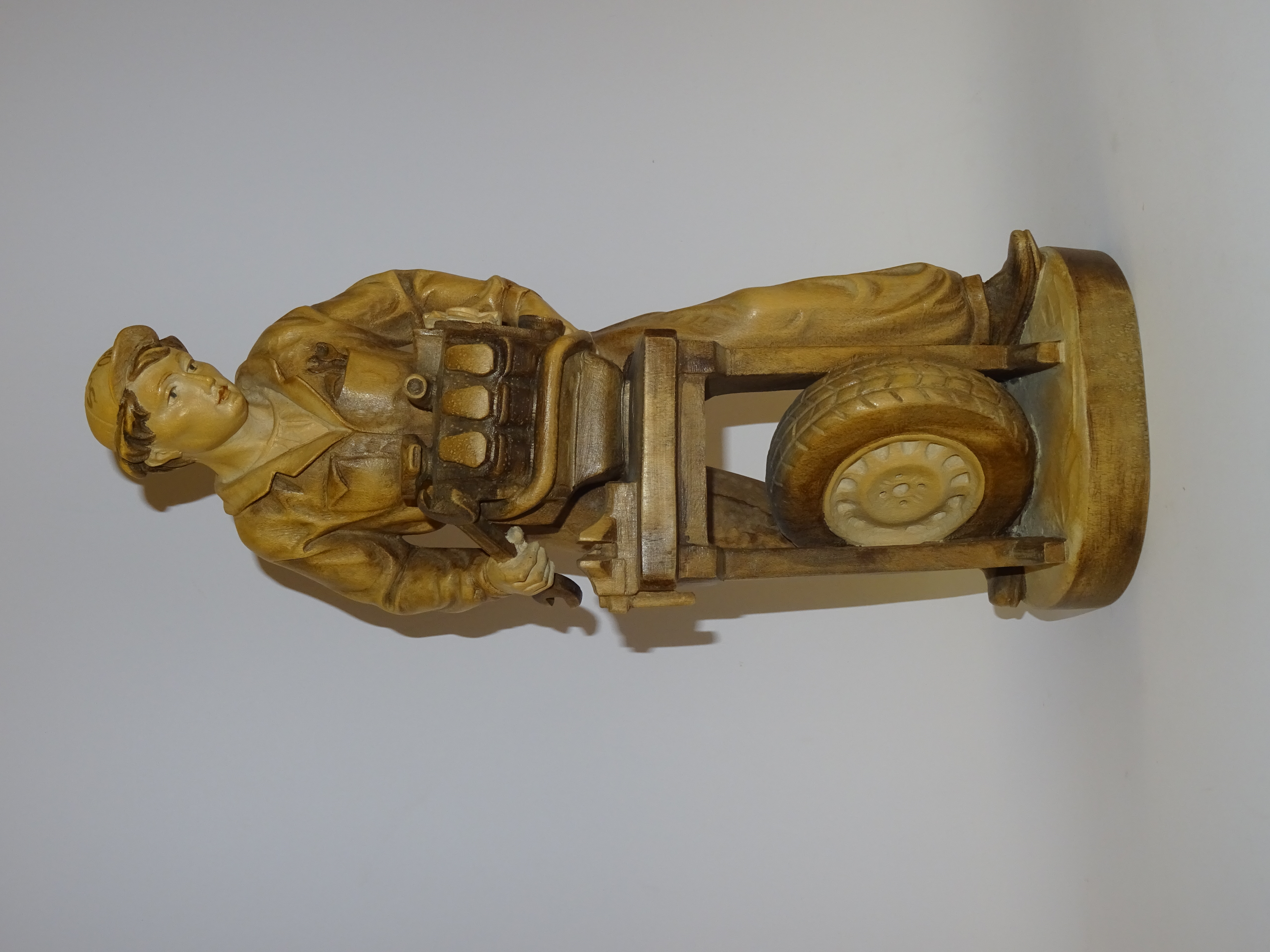 Automechaniker aus Holz geschnitzt