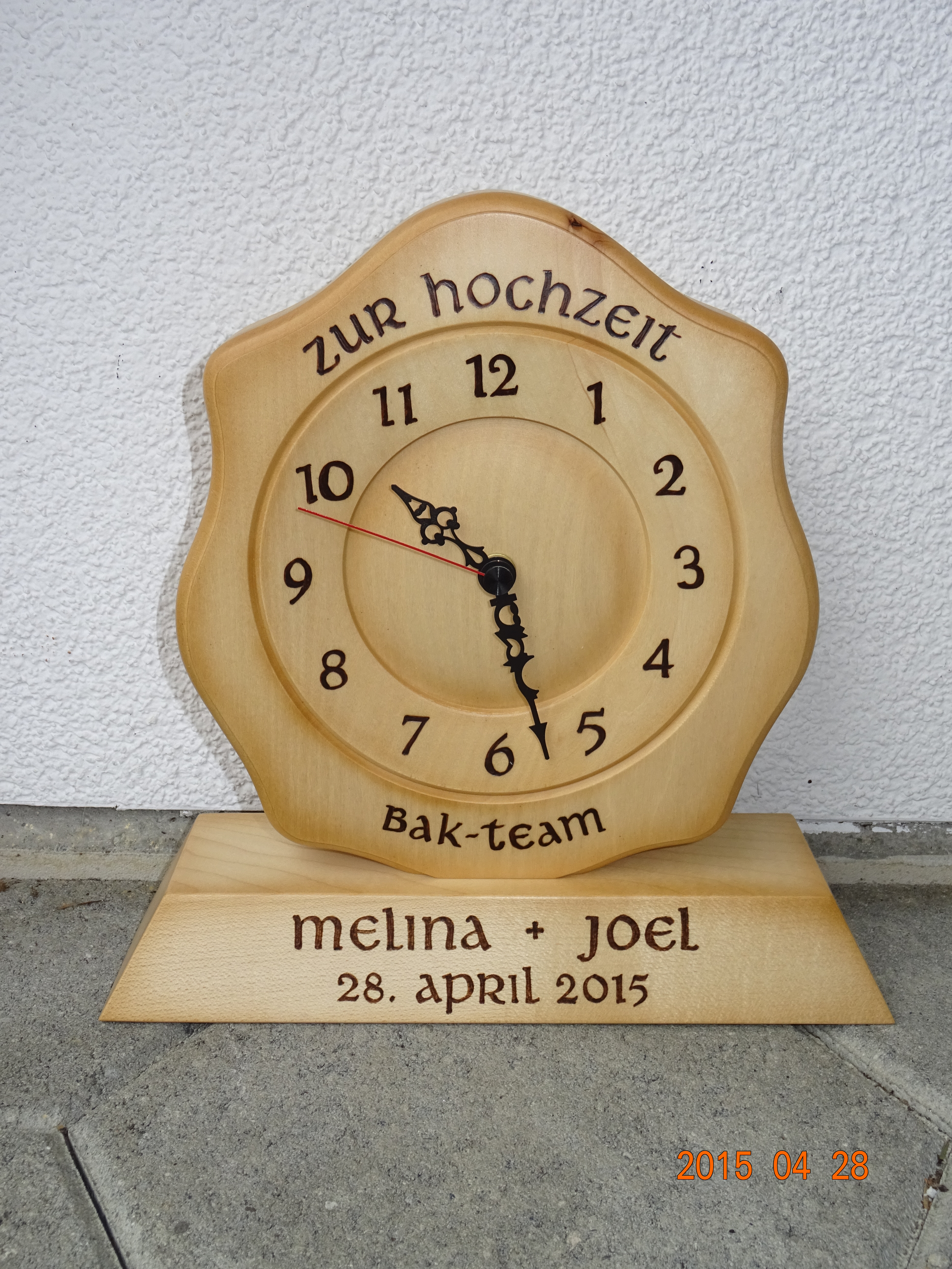geschweifte Uhr auf Sockel