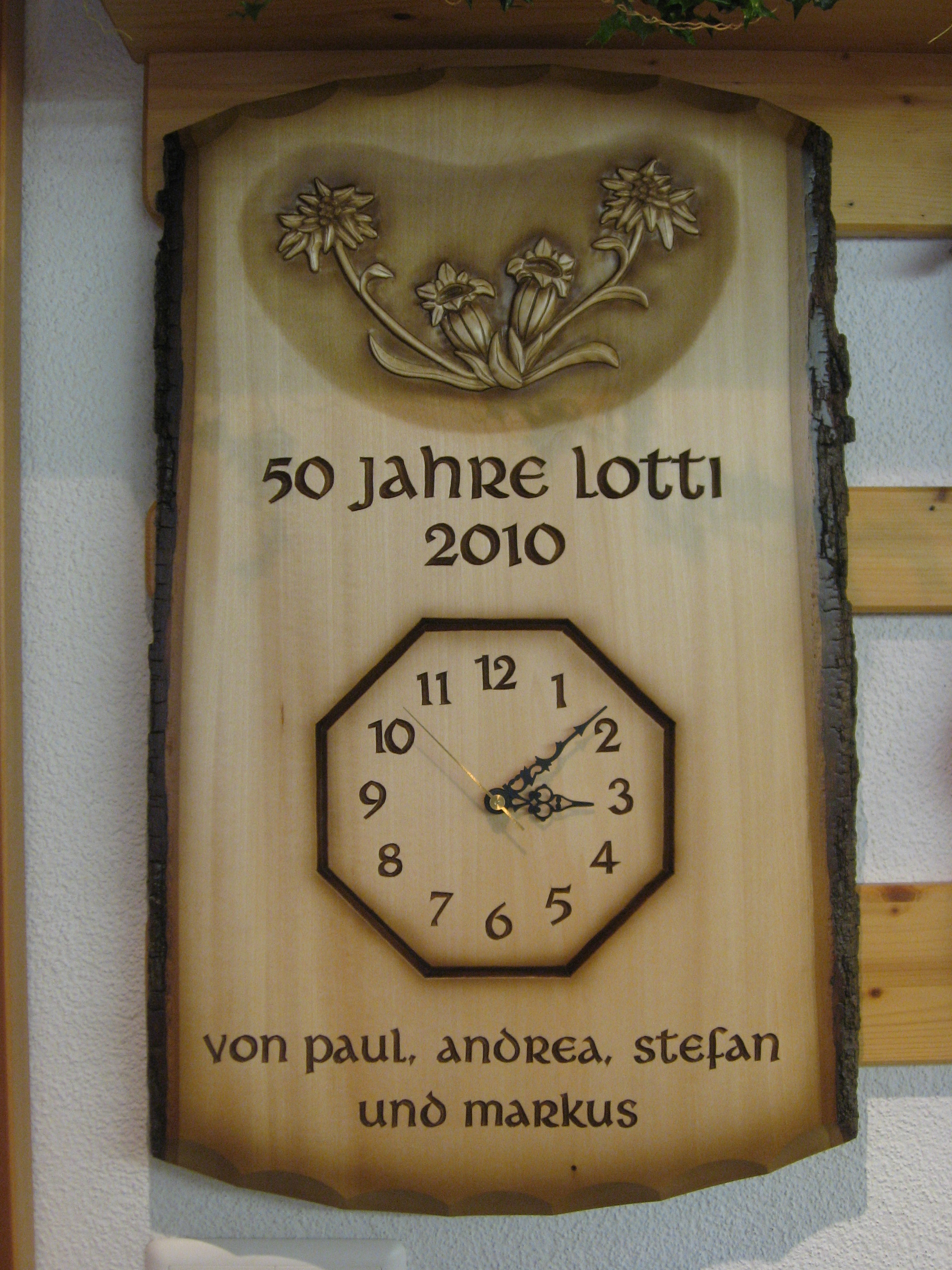 Uhr achteckig in Rindentafel