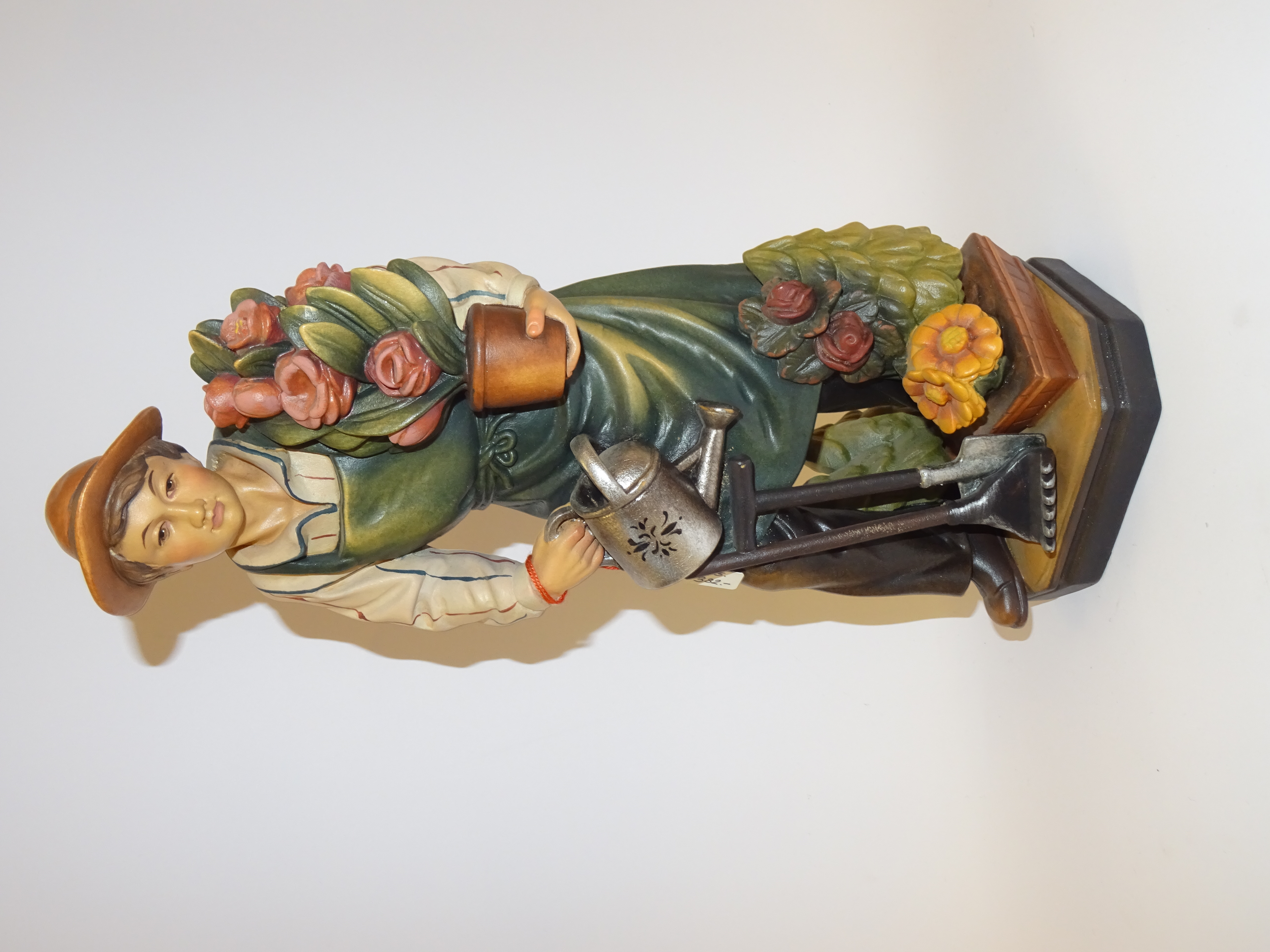 Gärtner aus Holz geschnitzt