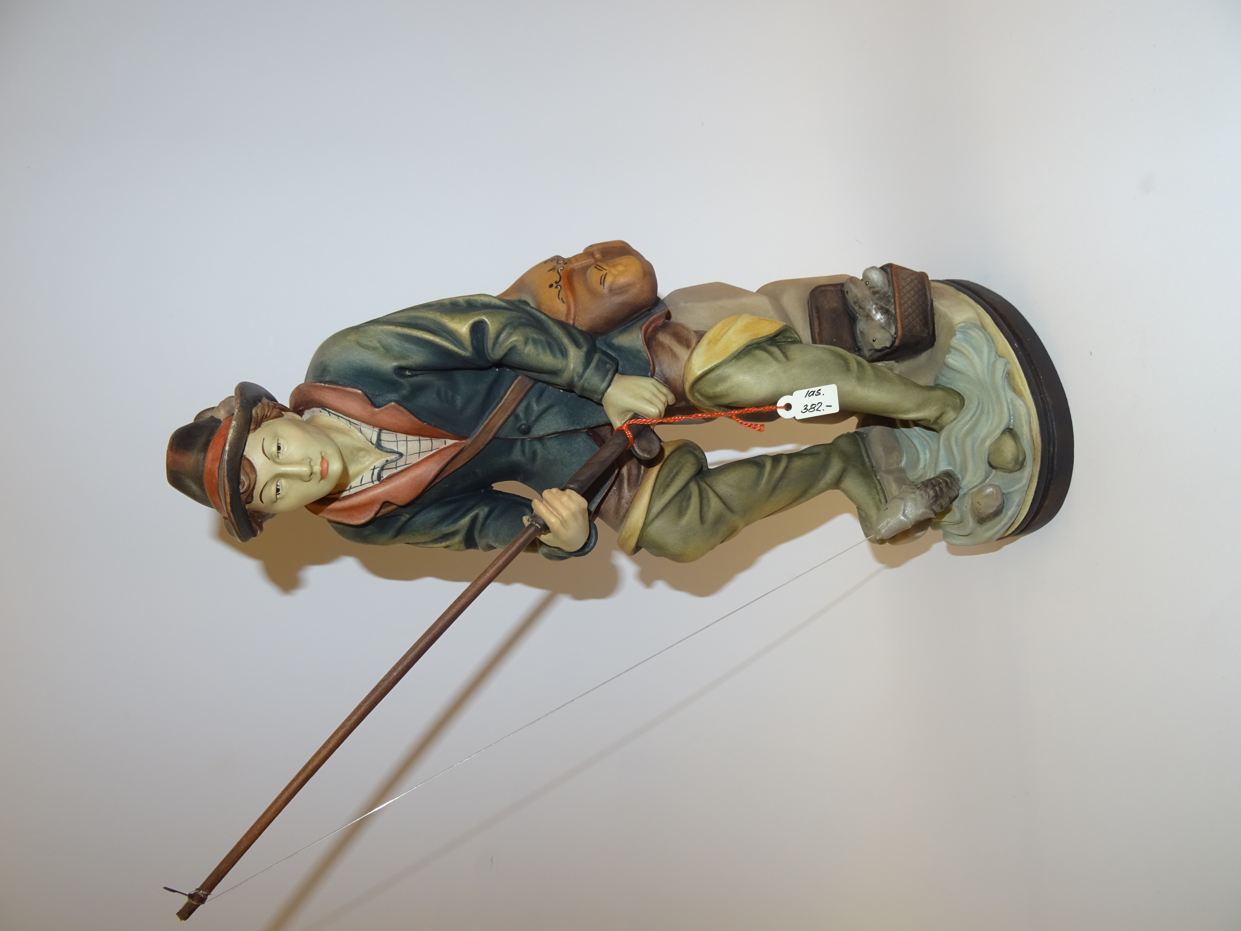 Fischer aus Holz geschnitzt