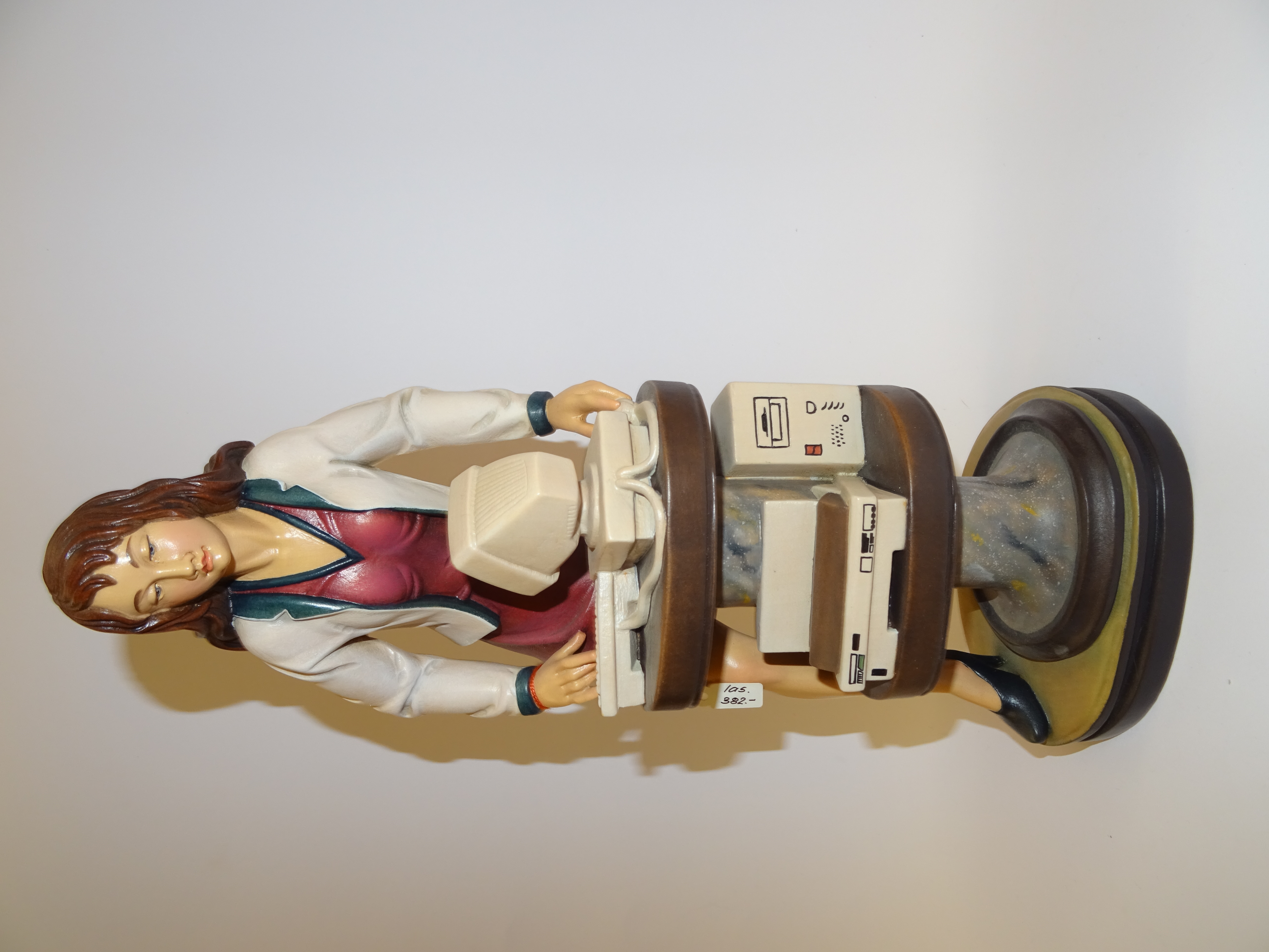 Frau am Computer aus Holz
