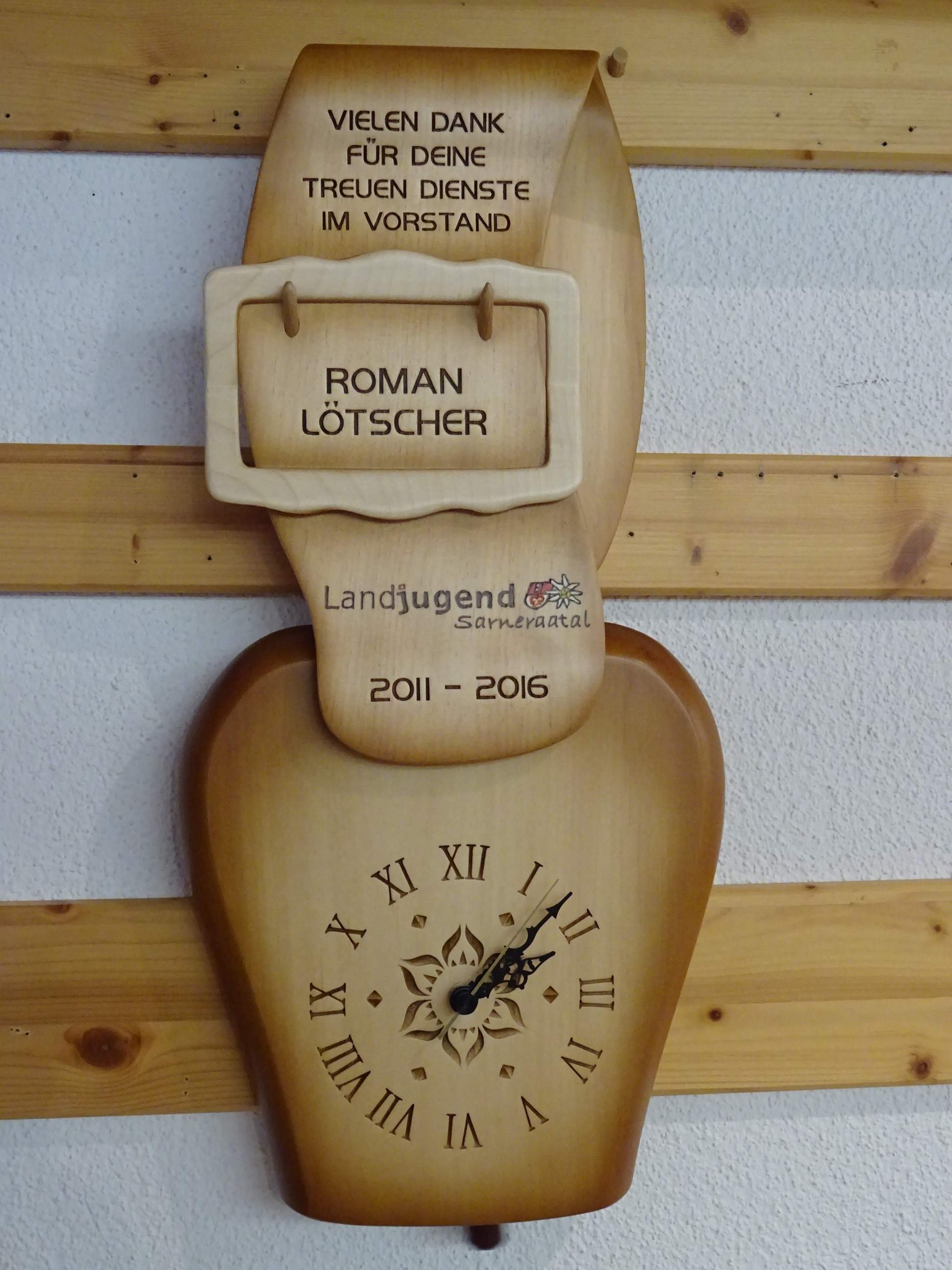 Glockenuhr mit aufgesetzter Schnalle gross