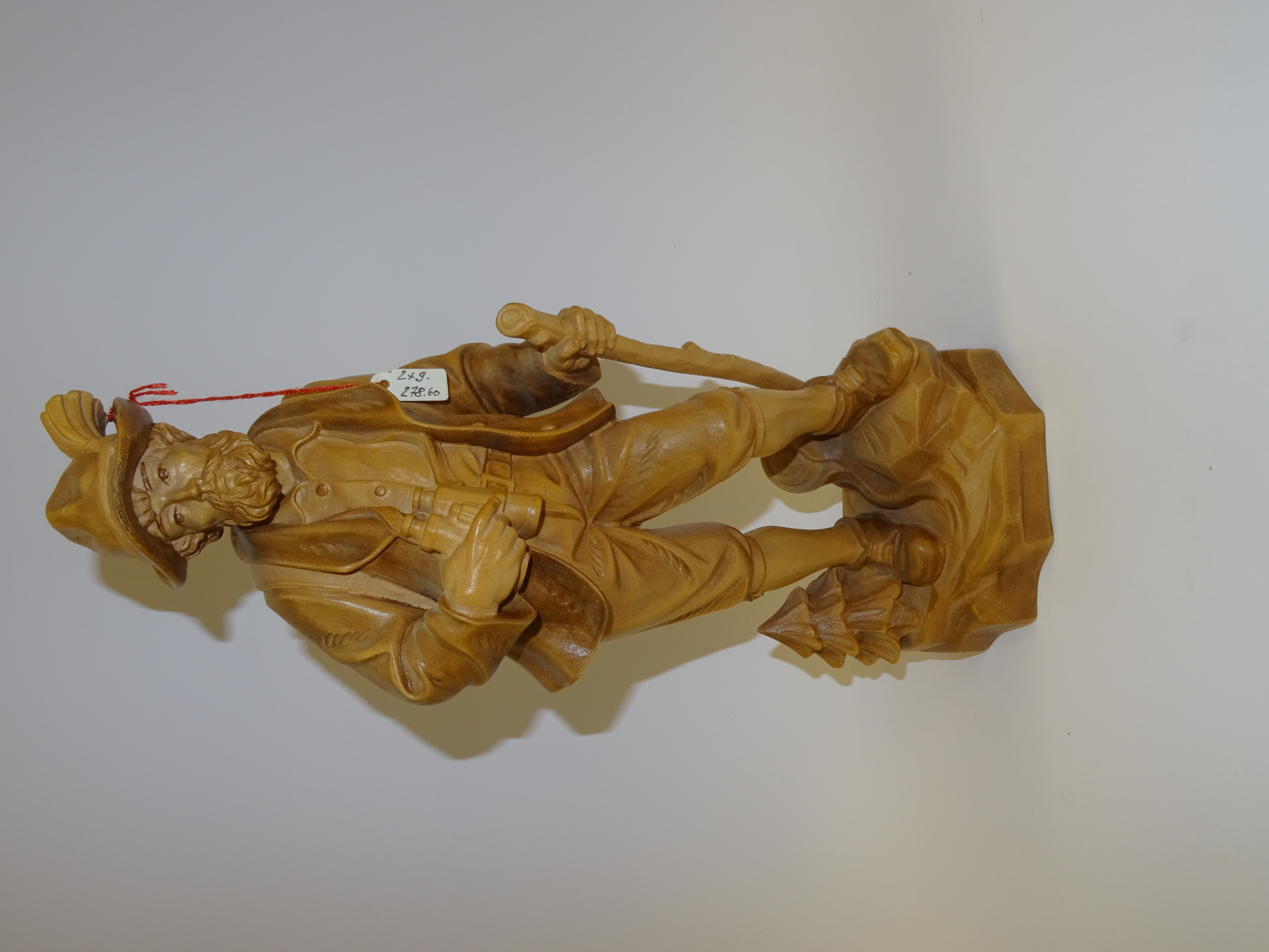 Jäger aus Holz geschnitzt
