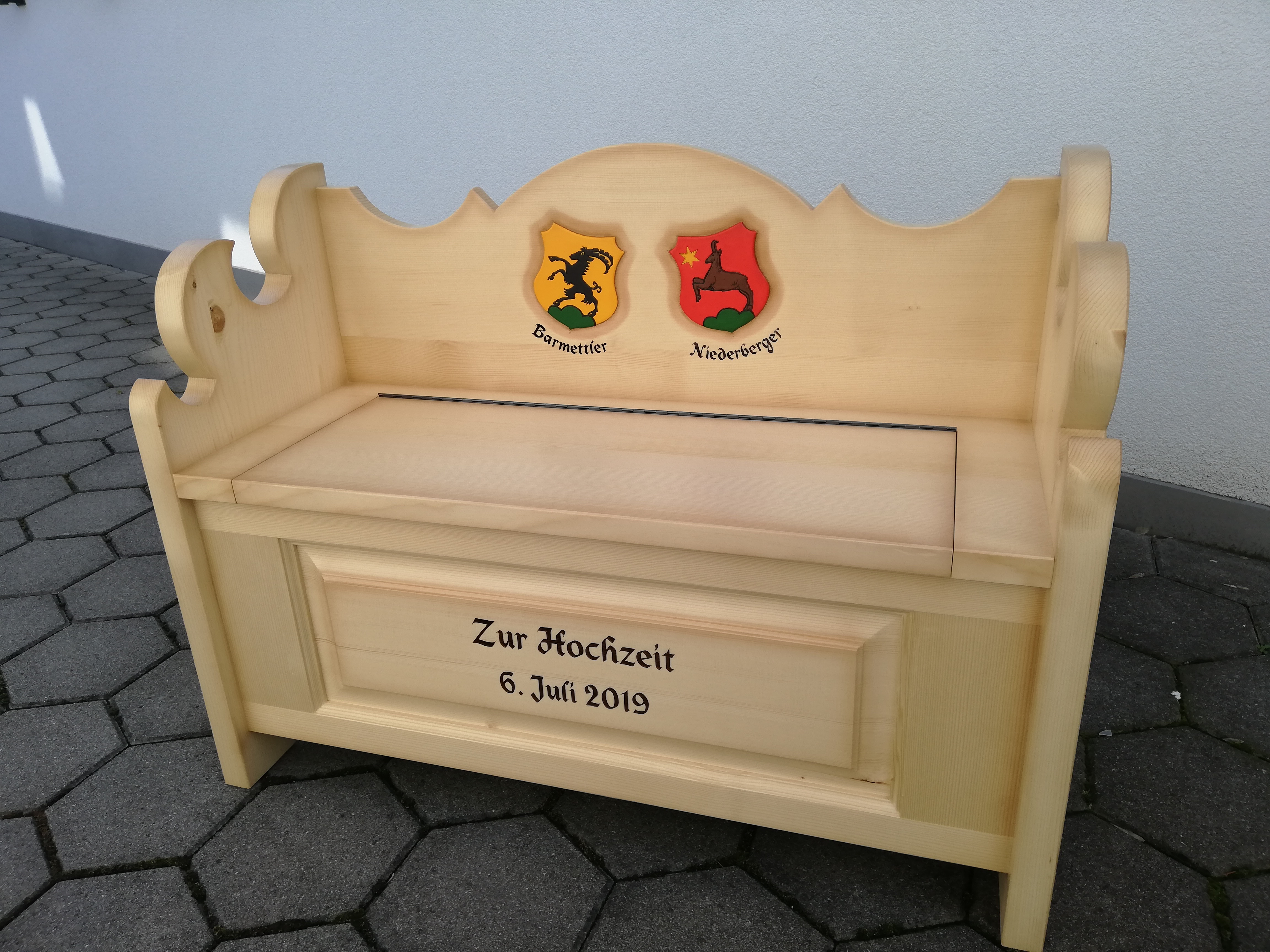 Truhenbank mit Schnitzerei und Gravur