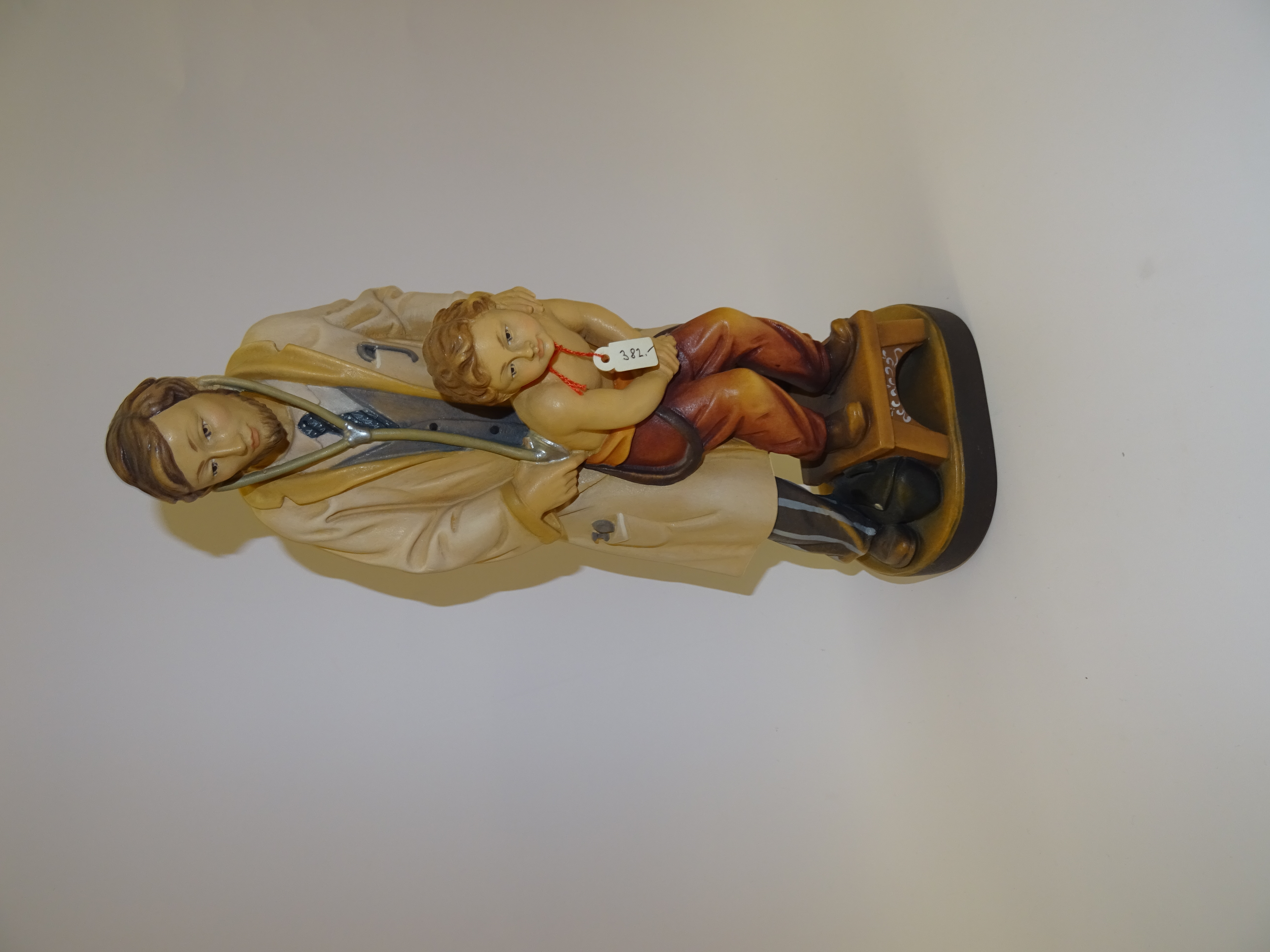 Arzt - Figur mit Kind aus Holz