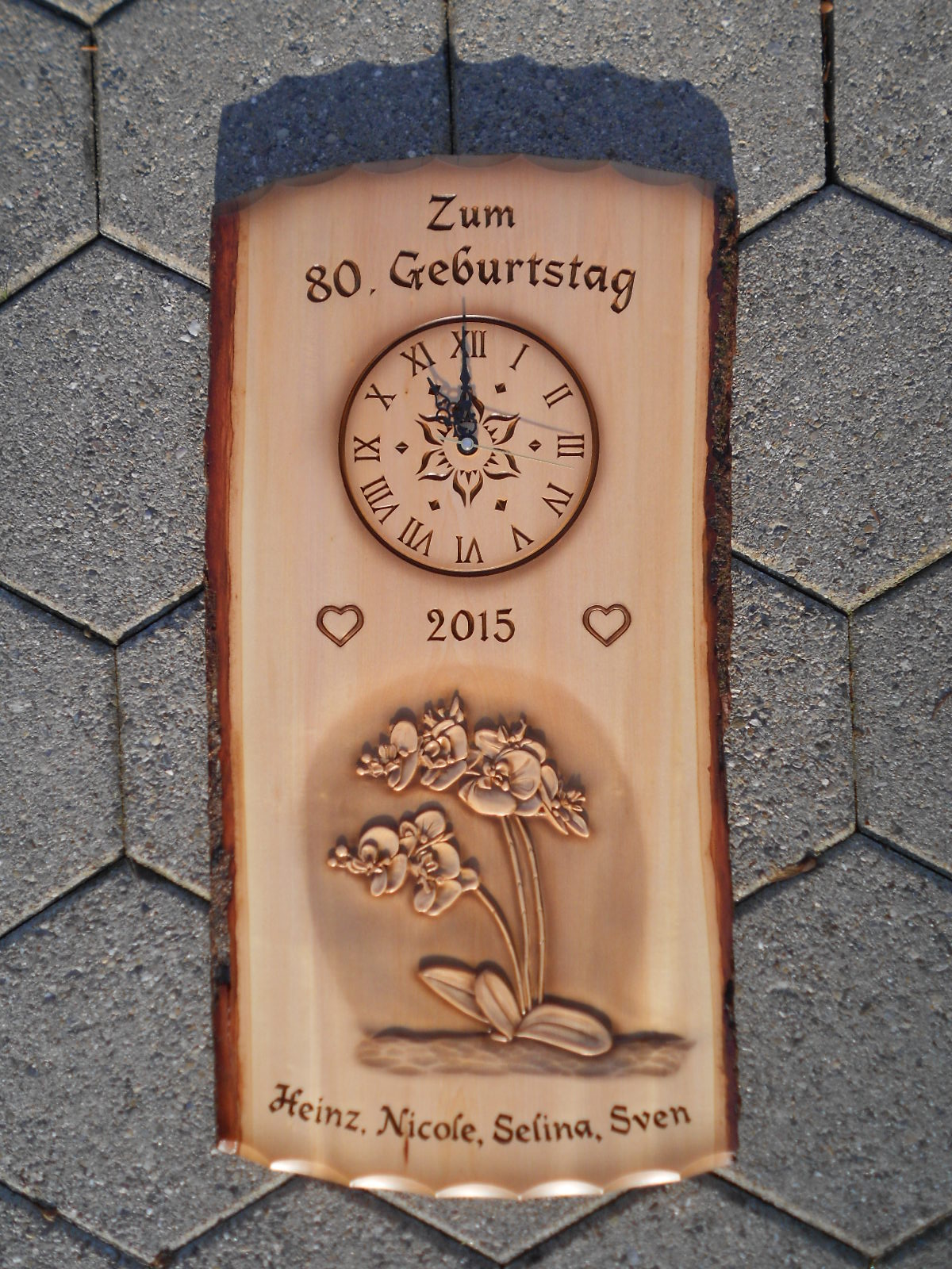 Tafel mit Uhr, Orchideen