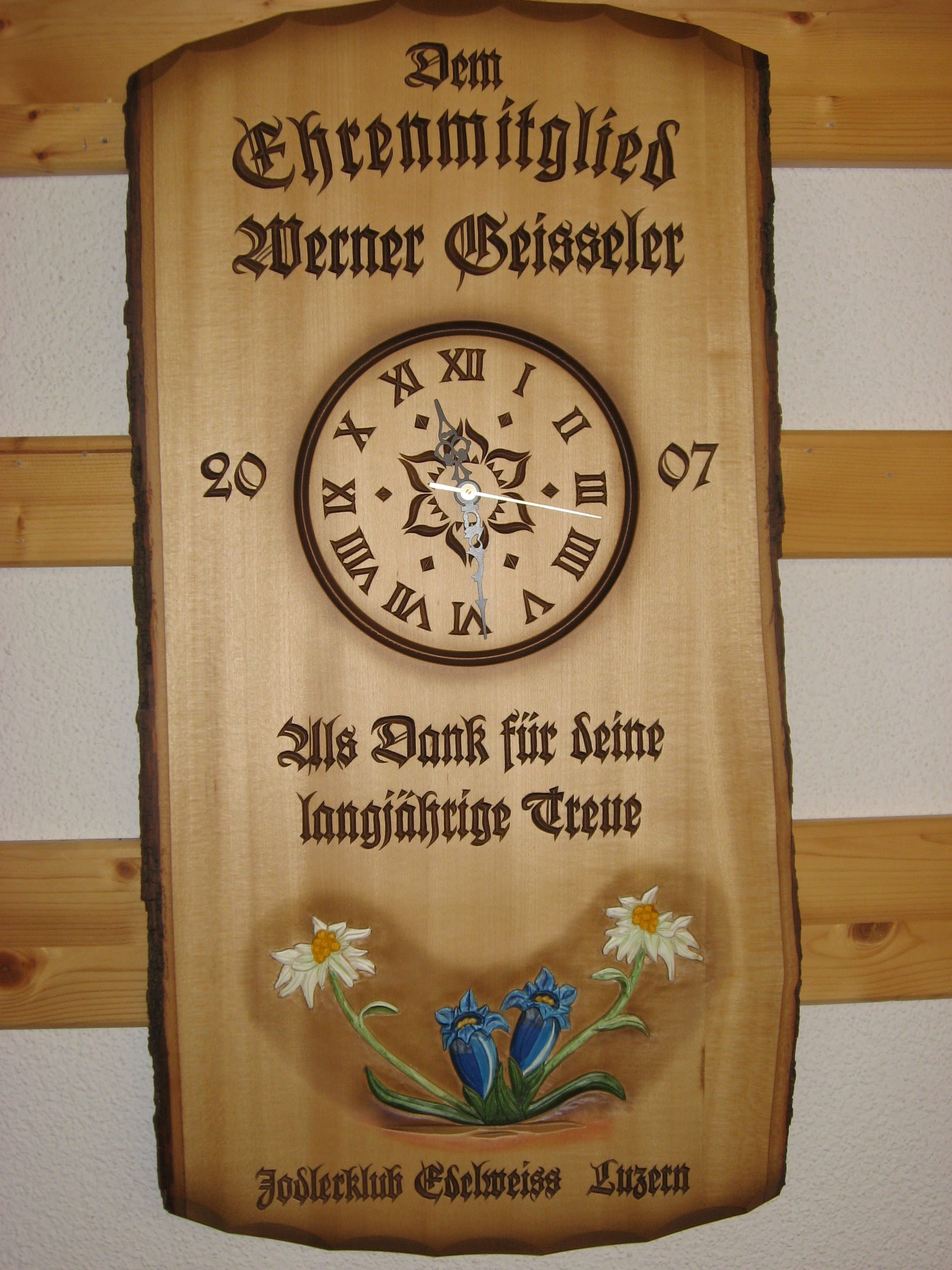 Tafel mit Uhr, Blumenmotiv farbig