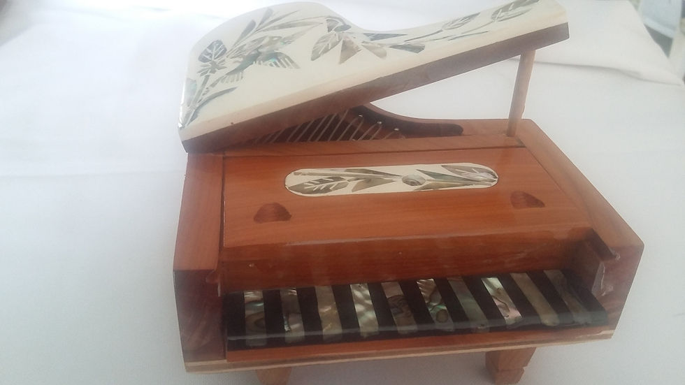 Piano de cola con incrustación