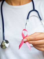 chica-de-primer-plano-con-cinta-rosa-y-estetoscopio.jpg